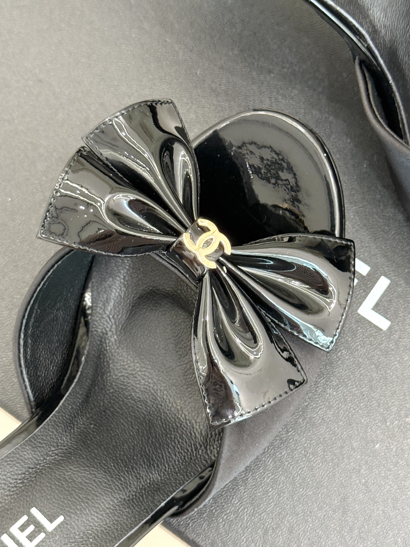 
CHANE*｜小香25C春夏新品蝴蝶结
高跟拖鞋
真的强烈推荐‼️这一系列真的太美了‼️
蝴蝶结设计👡