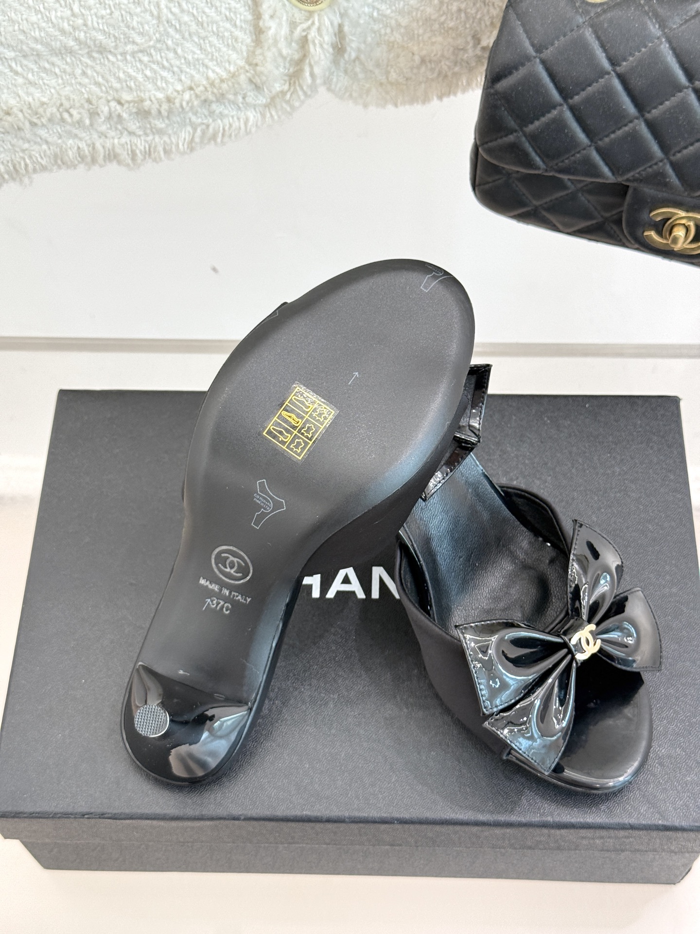 
CHANE*｜小香25C春夏新品蝴蝶结
高跟拖鞋
真的强烈推荐‼️这一系列真的太美了‼️
蝴蝶结设计👡