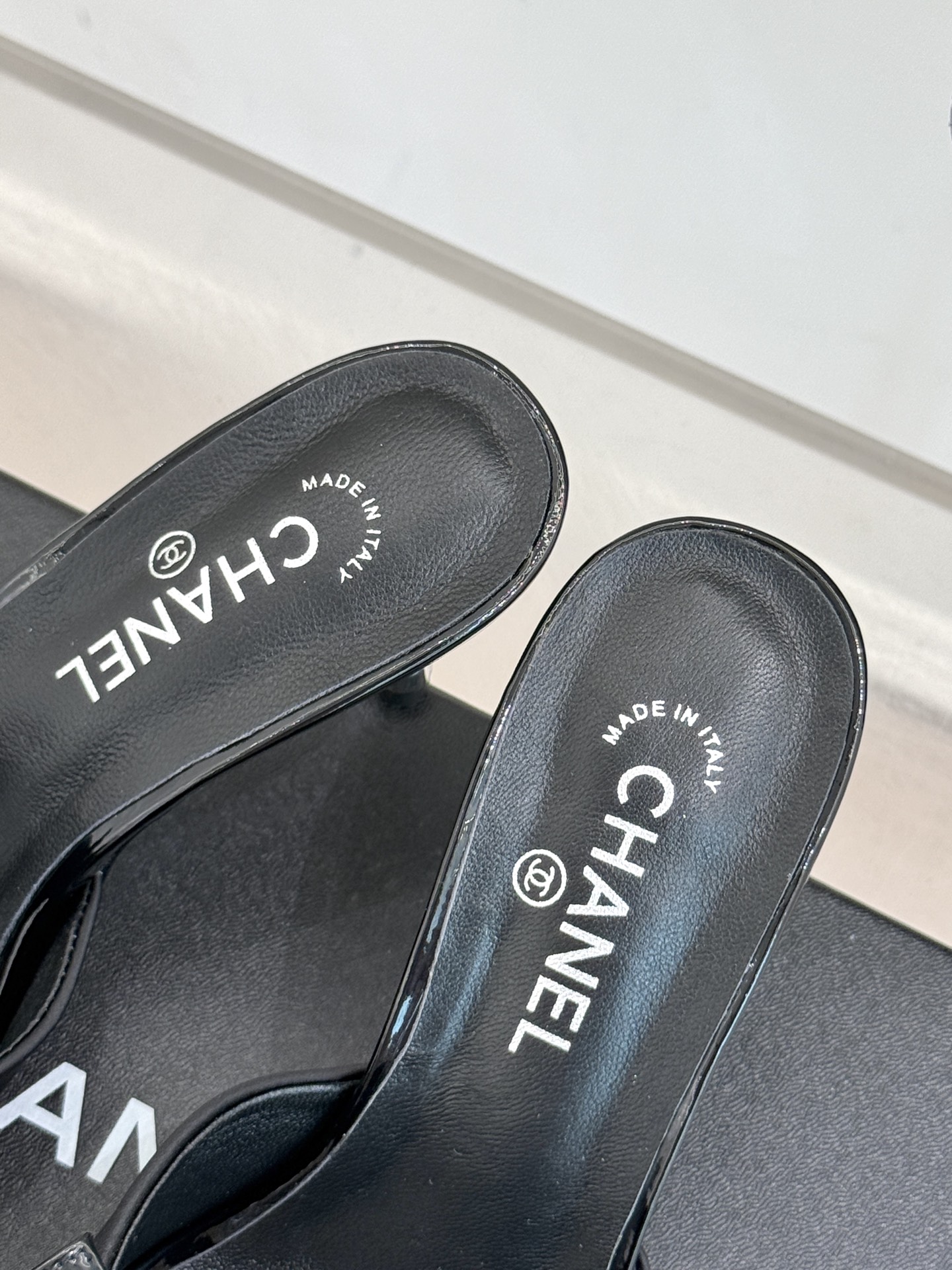 
CHANE*｜小香25C春夏新品蝴蝶结
高跟拖鞋
真的强烈推荐‼️这一系列真的太美了‼️
蝴蝶结设计👡