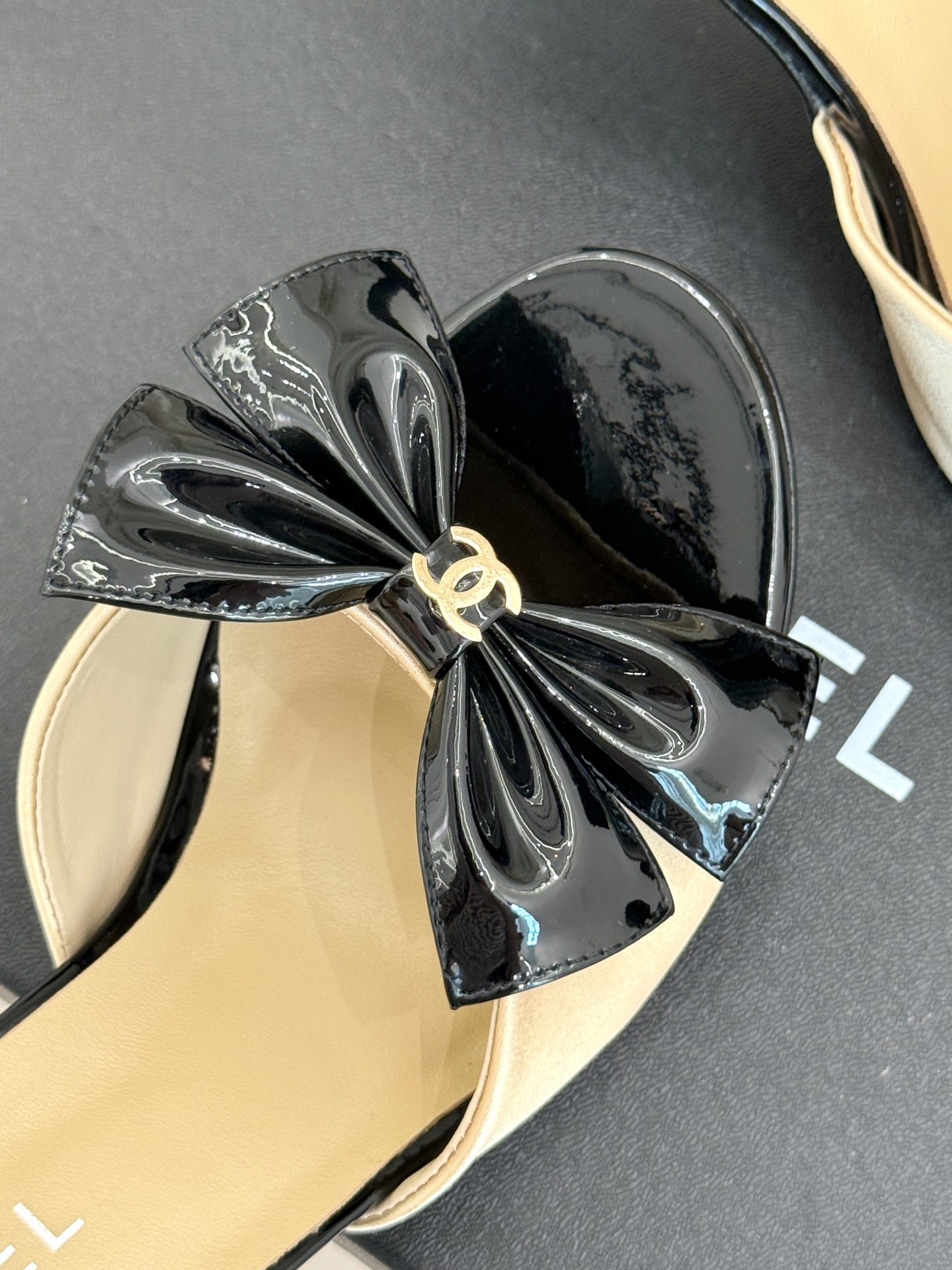 
CHANE*｜小香25C春夏新品蝴蝶结
高跟拖鞋
真的强烈推荐‼️这一系列真的太美了‼️
蝴蝶结设计👡