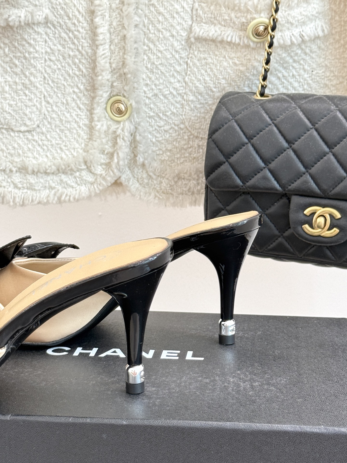 
CHANE*｜小香25C春夏新品蝴蝶结
高跟拖鞋
真的强烈推荐‼️这一系列真的太美了‼️
蝴蝶结设计👡