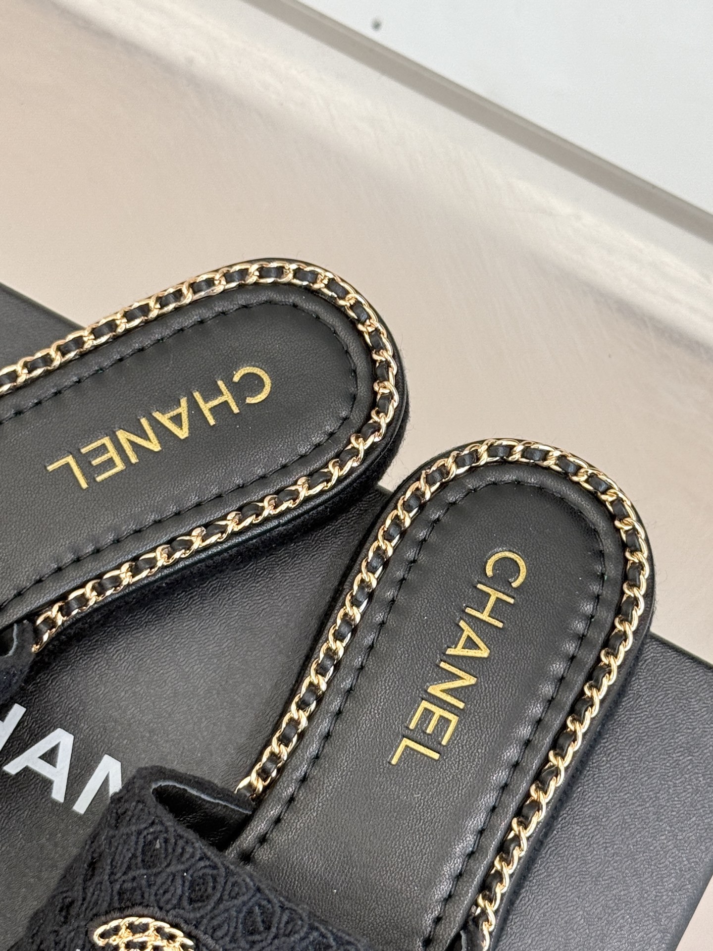 
CHANE*｜小香25C春夏新品度假
厚底链条双C拖鞋
这一季度假凉拖系列真的超美！
搭配链条双C五金