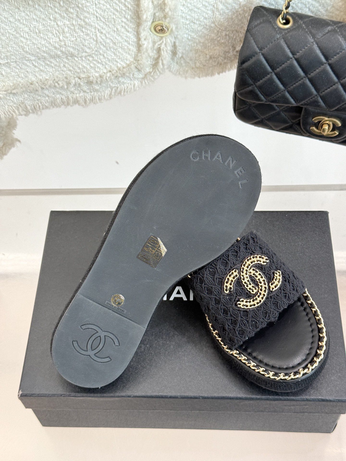 
CHANE*｜小香25C春夏新品度假
厚底链条双C拖鞋
这一季度假凉拖系列真的超美！
搭配链条双C五金