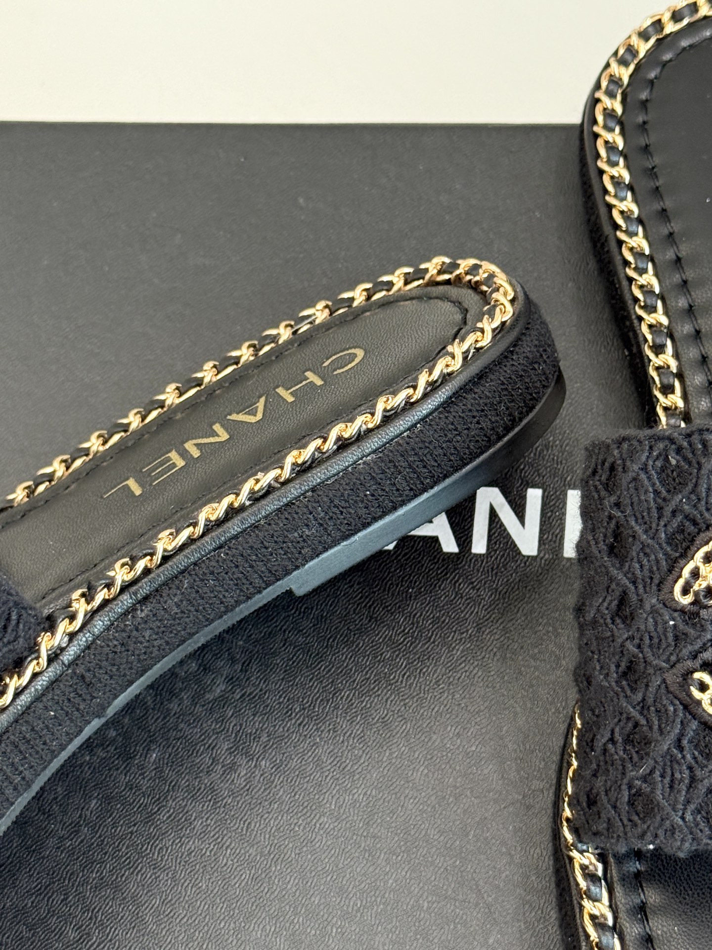 
CHANE*｜小香25C春夏新品度假
厚底链条双C拖鞋
这一季度假凉拖系列真的超美！
搭配链条双C五金