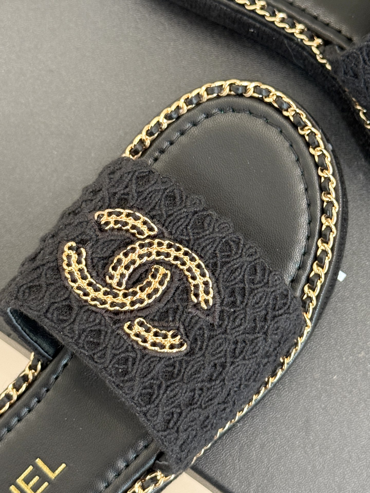 
CHANE*｜小香25C春夏新品度假
厚底链条双C拖鞋
这一季度假凉拖系列真的超美！
搭配链条双C五金
