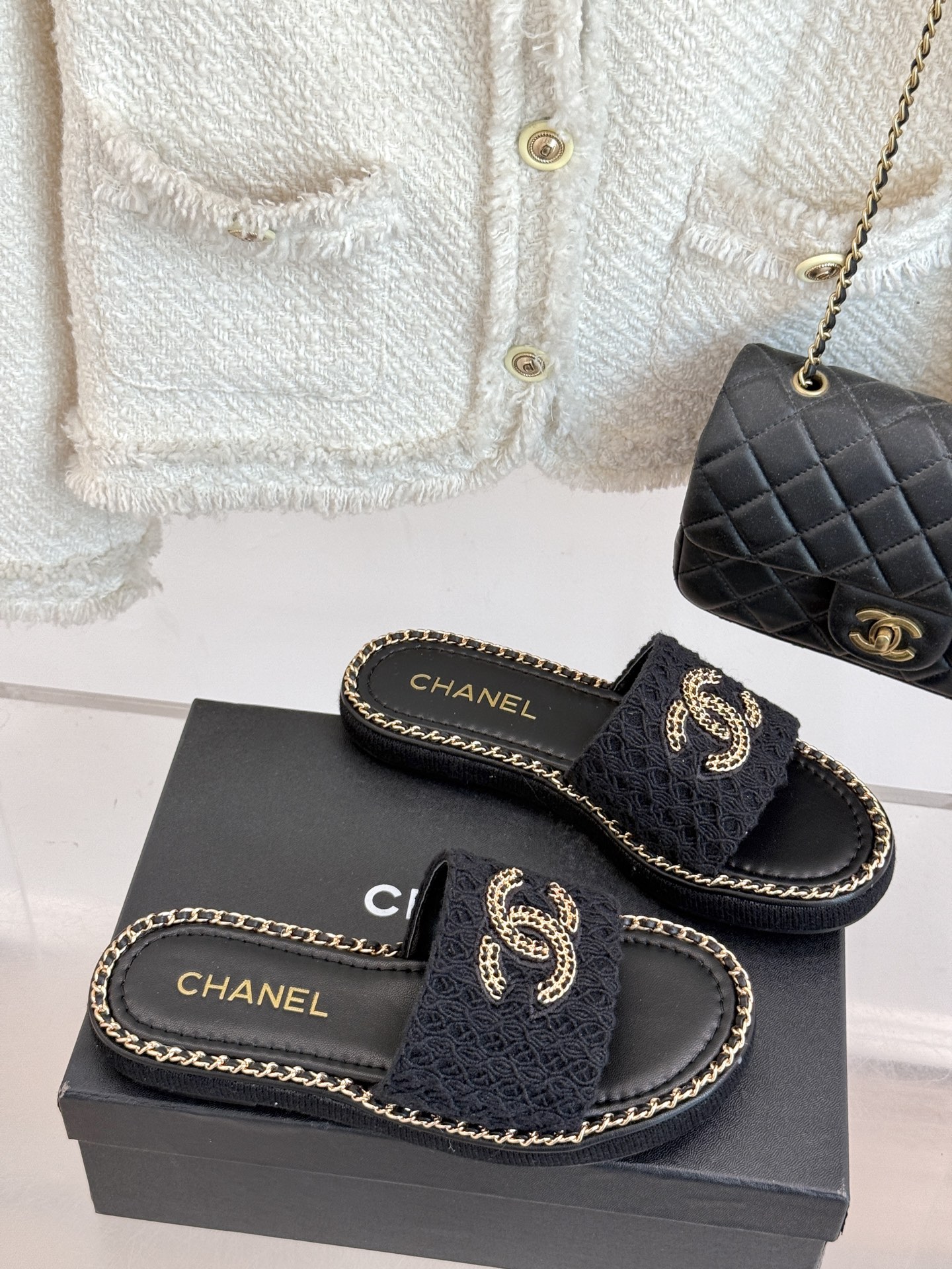 
CHANE*｜小香25C春夏新品度假
厚底链条双C拖鞋
这一季度假凉拖系列真的超美！
搭配链条双C五金