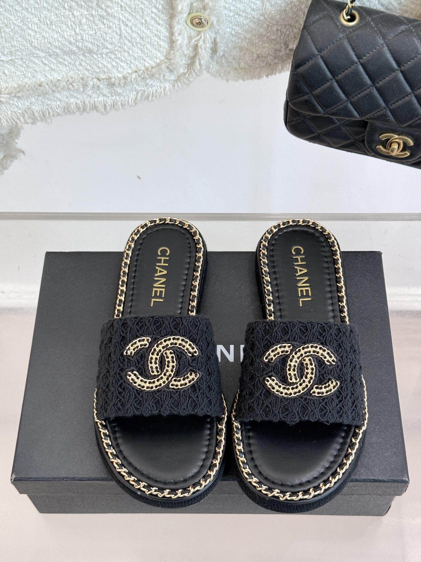 
CHANE*｜小香25C春夏新品度假
厚底链条双C拖鞋
这一季度假凉拖系列真的超美！
搭配链条双C五金