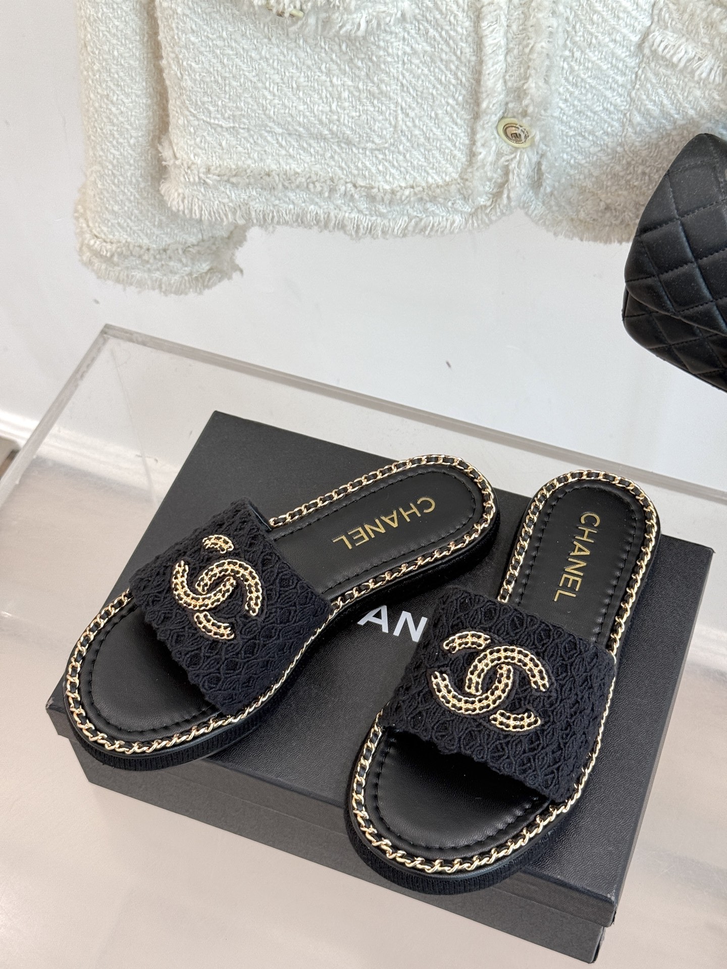 
CHANE*｜小香25C春夏新品度假
厚底链条双C拖鞋
这一季度假凉拖系列真的超美！
搭配链条双C五金