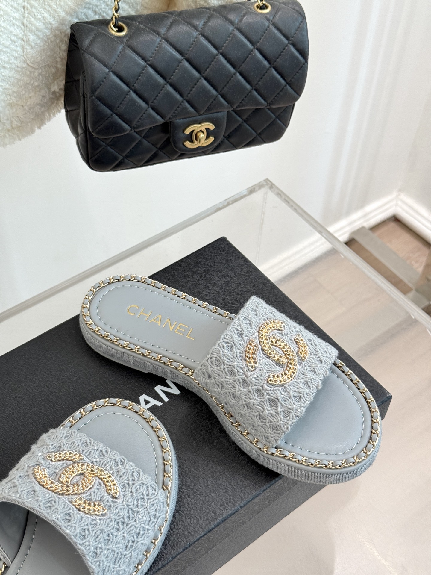 
CHANE*｜小香25C春夏新品度假
厚底链条双C拖鞋
这一季度假凉拖系列真的超美！
搭配链条双C五金