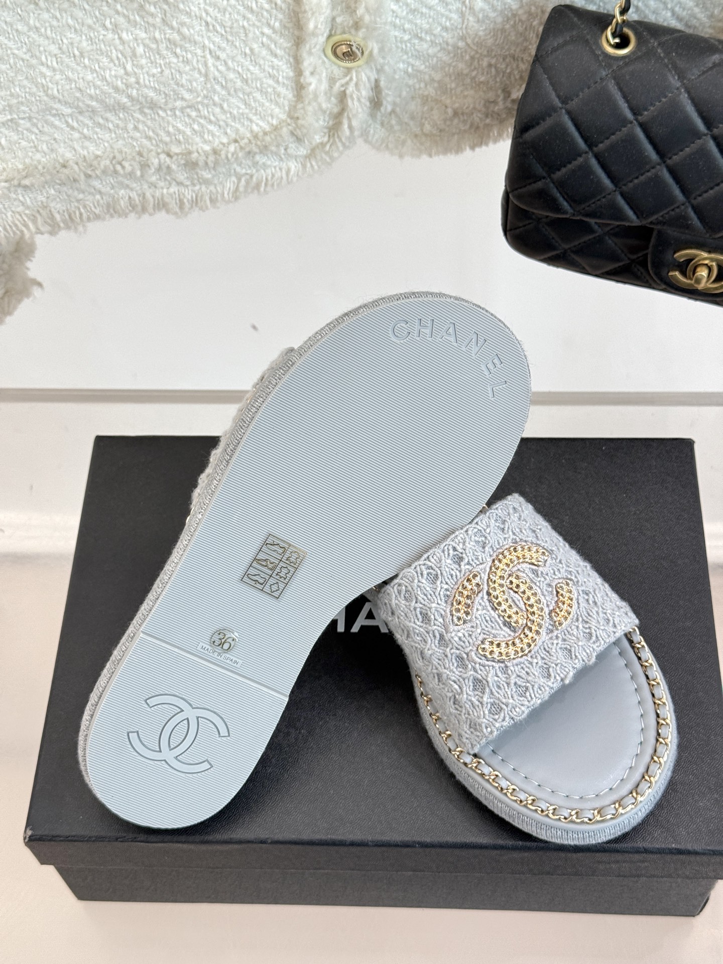 
CHANE*｜小香25C春夏新品度假
厚底链条双C拖鞋
这一季度假凉拖系列真的超美！
搭配链条双C五金