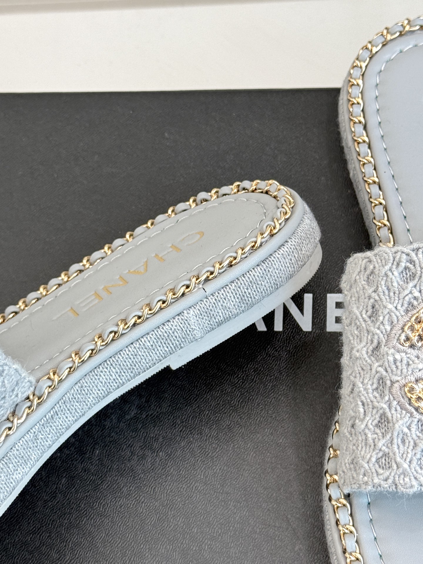 
CHANE*｜小香25C春夏新品度假
厚底链条双C拖鞋
这一季度假凉拖系列真的超美！
搭配链条双C五金