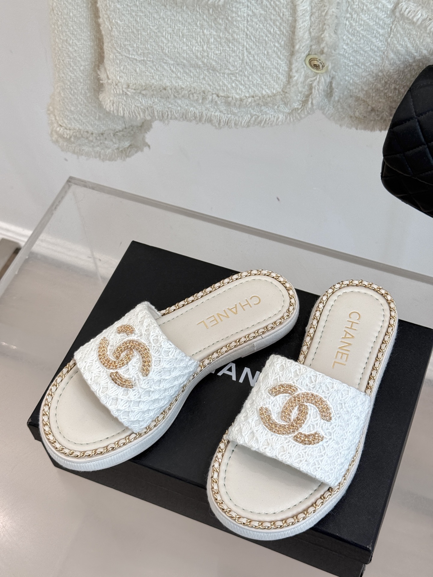 
CHANE*｜小香25C春夏新品度假
厚底链条双C拖鞋
这一季度假凉拖系列真的超美！
搭配链条双C五金