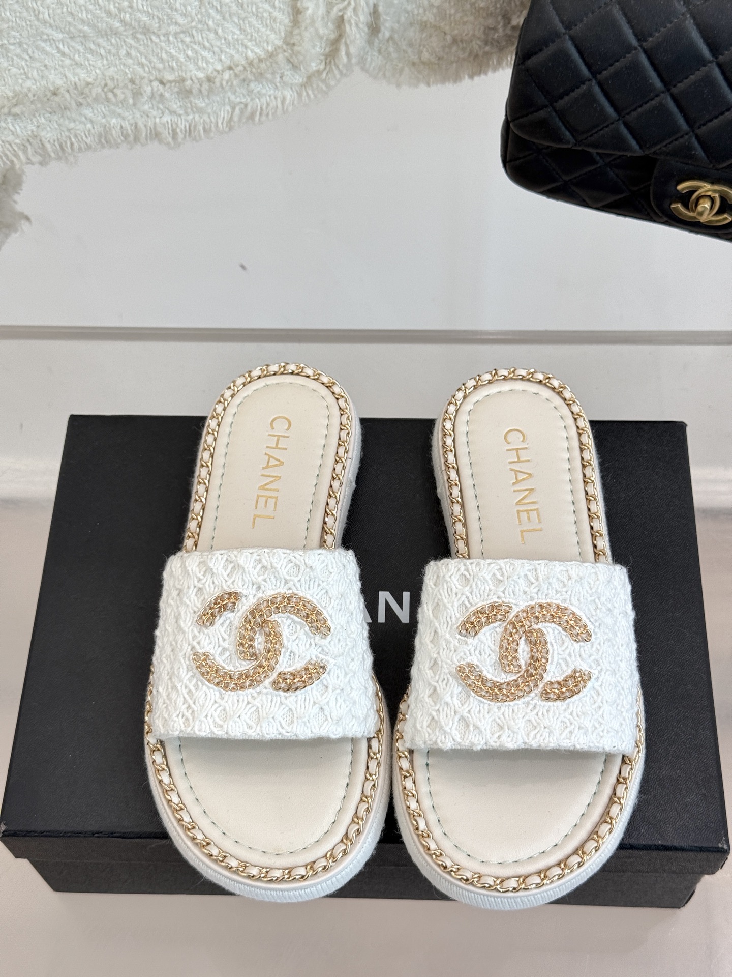 
CHANE*｜小香25C春夏新品度假
厚底链条双C拖鞋
这一季度假凉拖系列真的超美！
搭配链条双C五金