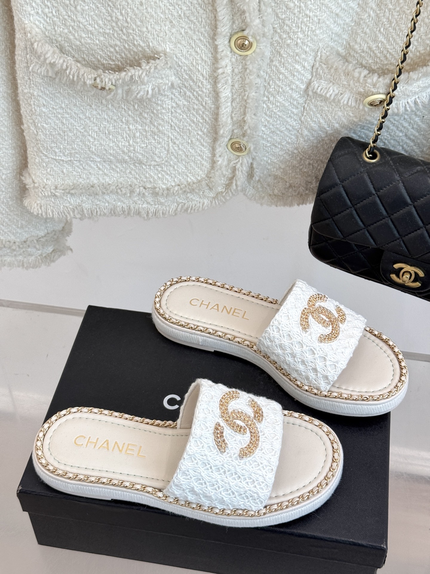 
CHANE*｜小香25C春夏新品度假
厚底链条双C拖鞋
这一季度假凉拖系列真的超美！
搭配链条双C五金