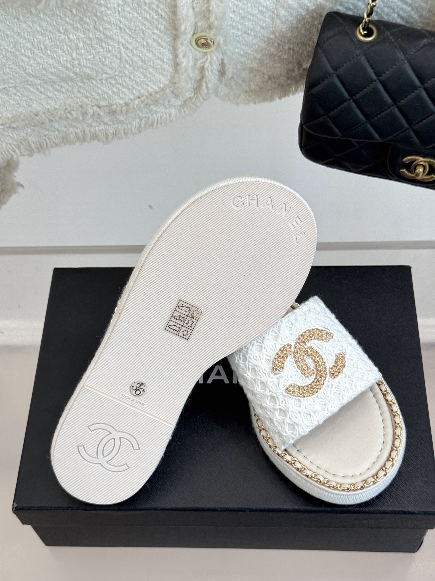 
CHANE*｜小香25C春夏新品度假
厚底链条双C拖鞋
这一季度假凉拖系列真的超美！
搭配链条双C五金