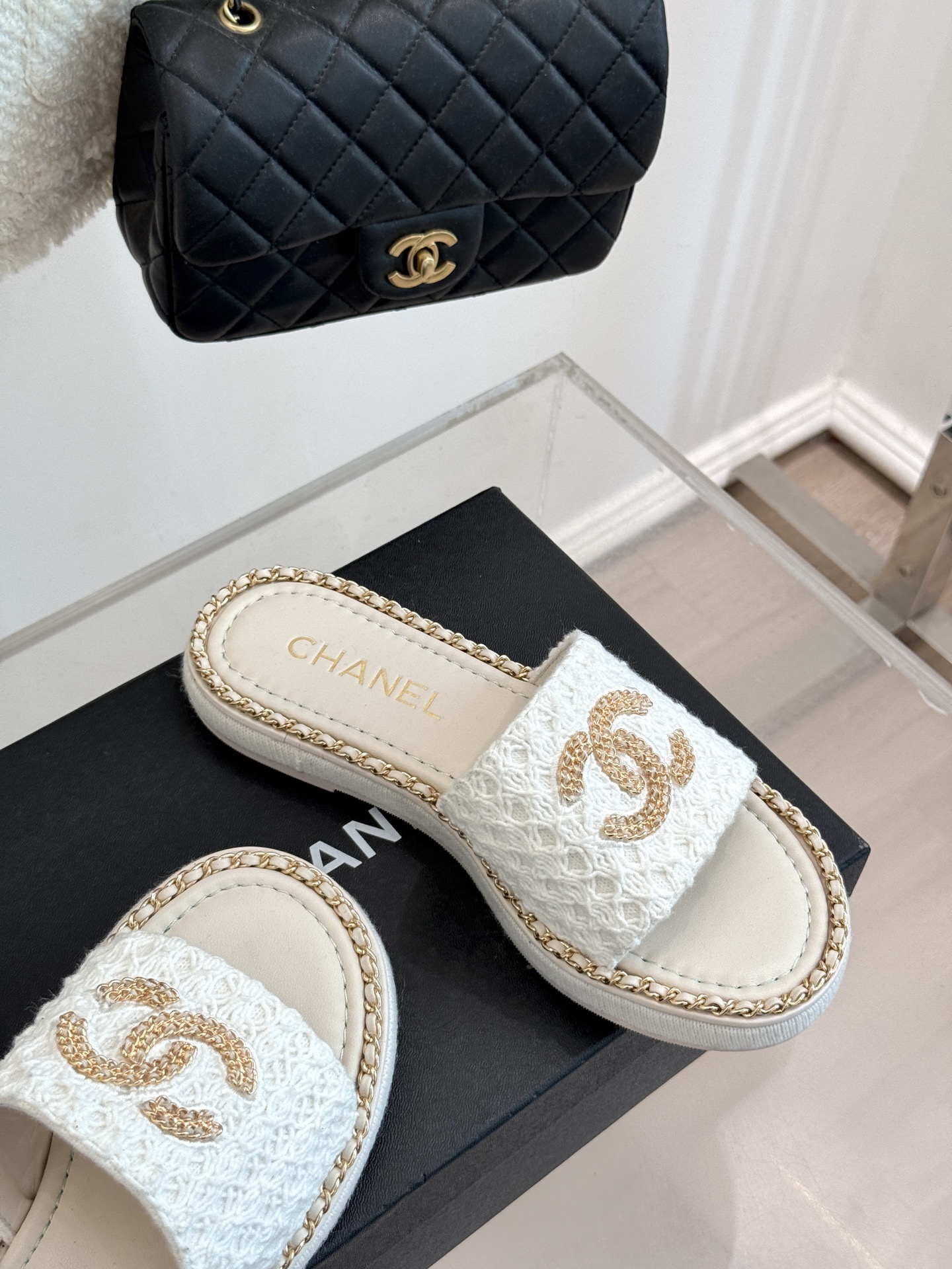 
CHANE*｜小香25C春夏新品度假
厚底链条双C拖鞋
这一季度假凉拖系列真的超美！
搭配链条双C五金