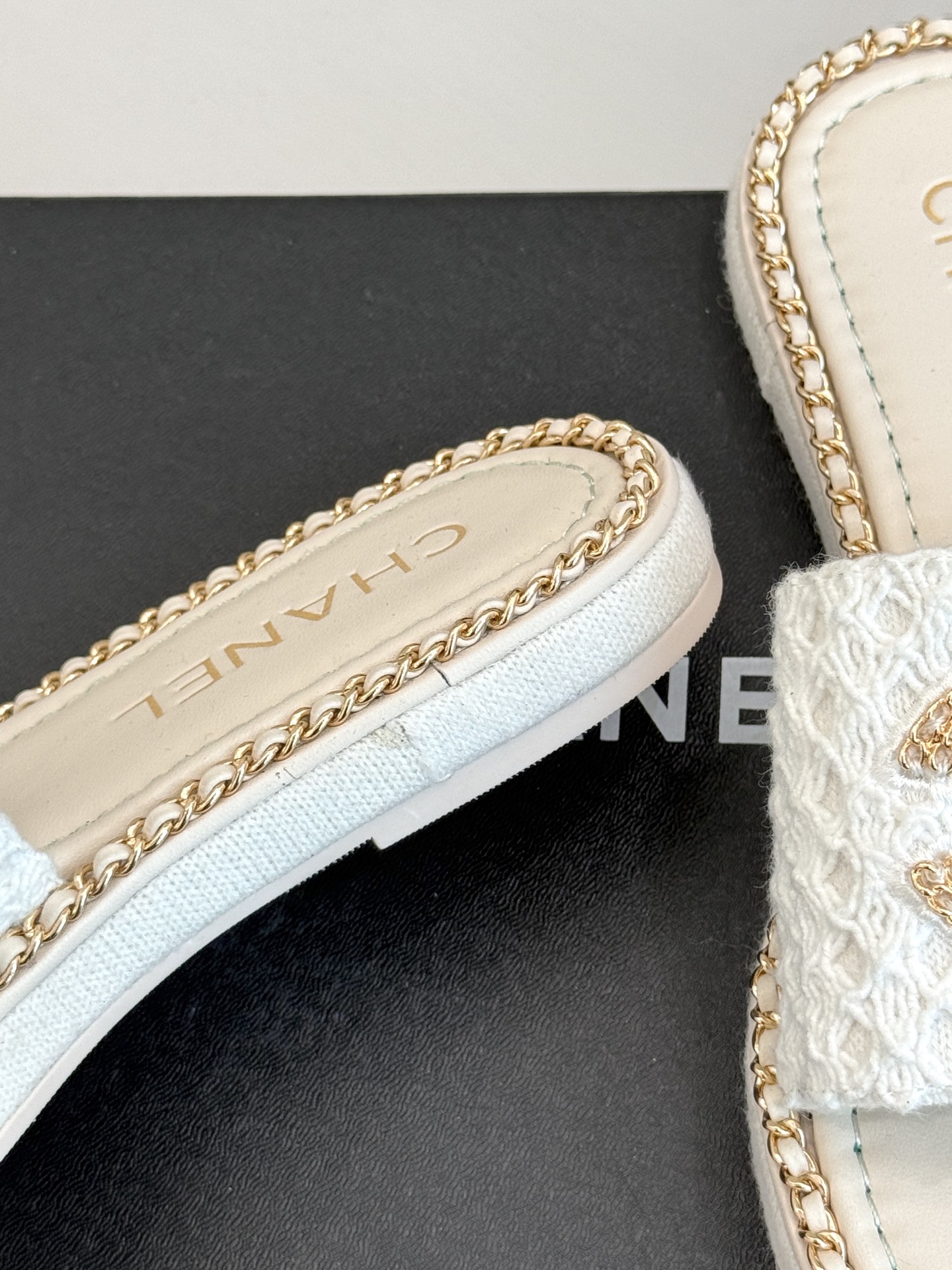 
CHANE*｜小香25C春夏新品度假
厚底链条双C拖鞋
这一季度假凉拖系列真的超美！
搭配链条双C五金