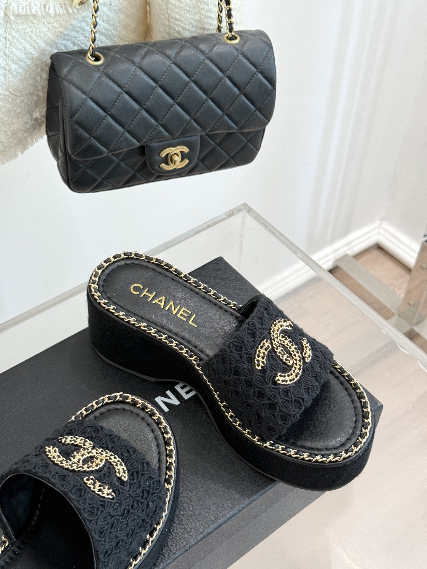 
CHANE*｜小香25C春夏新品度假
厚底链条双C拖鞋
这一季度假凉拖系列真的超美！
搭配链条双C五金