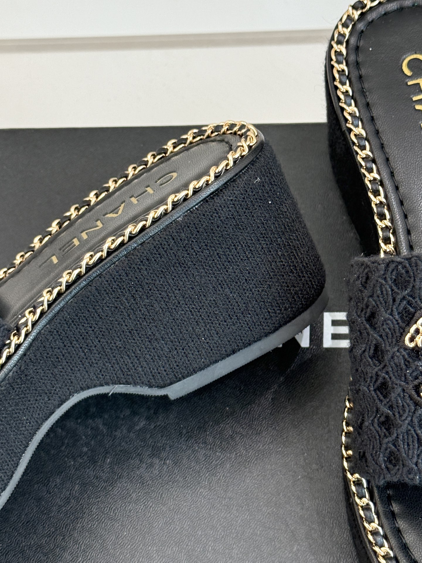 
CHANE*｜小香25C春夏新品度假
厚底链条双C拖鞋
这一季度假凉拖系列真的超美！
搭配链条双C五金