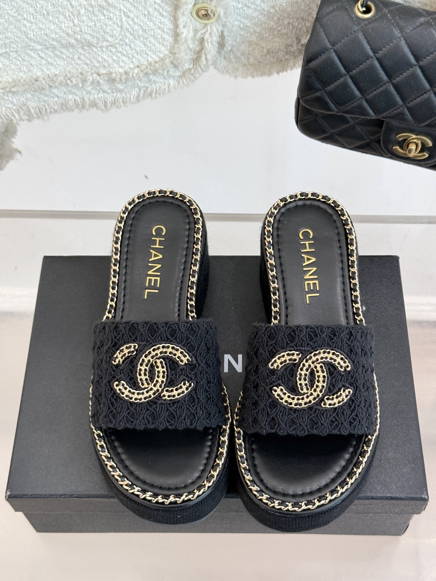 
CHANE*｜小香25C春夏新品度假
厚底链条双C拖鞋
这一季度假凉拖系列真的超美！
搭配链条双C五金