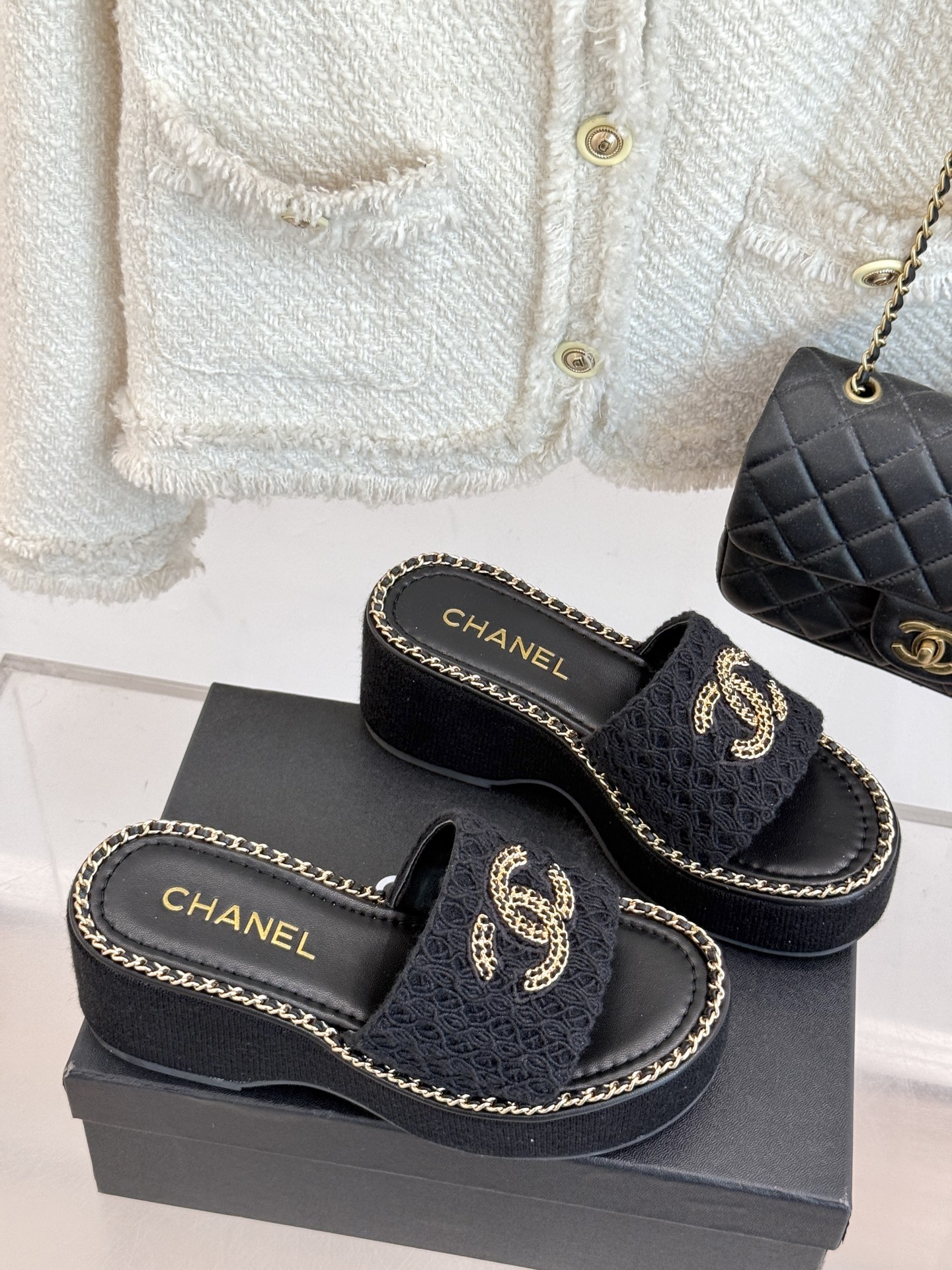 
CHANE*｜小香25C春夏新品度假
厚底链条双C拖鞋
这一季度假凉拖系列真的超美！
搭配链条双C五金