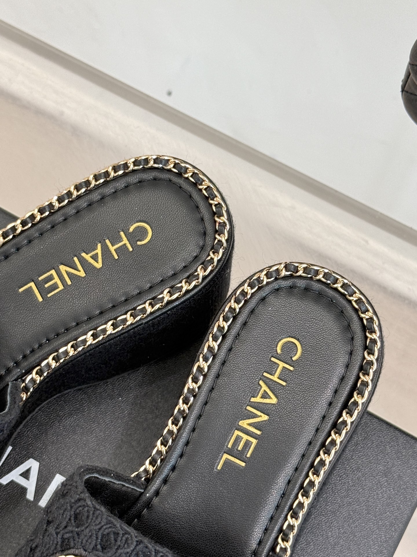 
CHANE*｜小香25C春夏新品度假
厚底链条双C拖鞋
这一季度假凉拖系列真的超美！
搭配链条双C五金