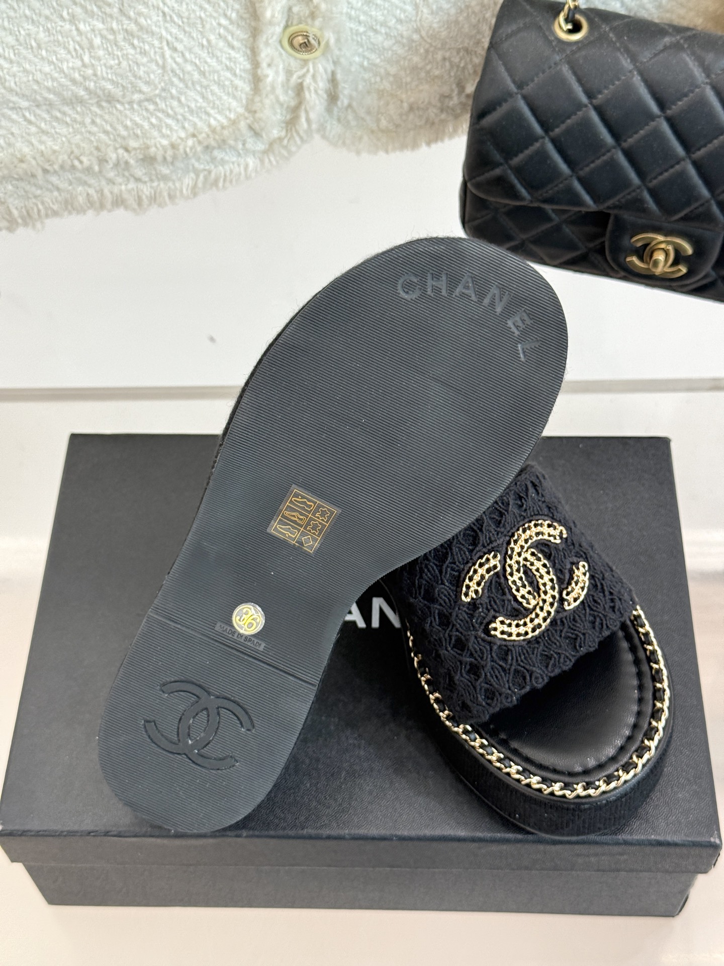 
CHANE*｜小香25C春夏新品度假
厚底链条双C拖鞋
这一季度假凉拖系列真的超美！
搭配链条双C五金