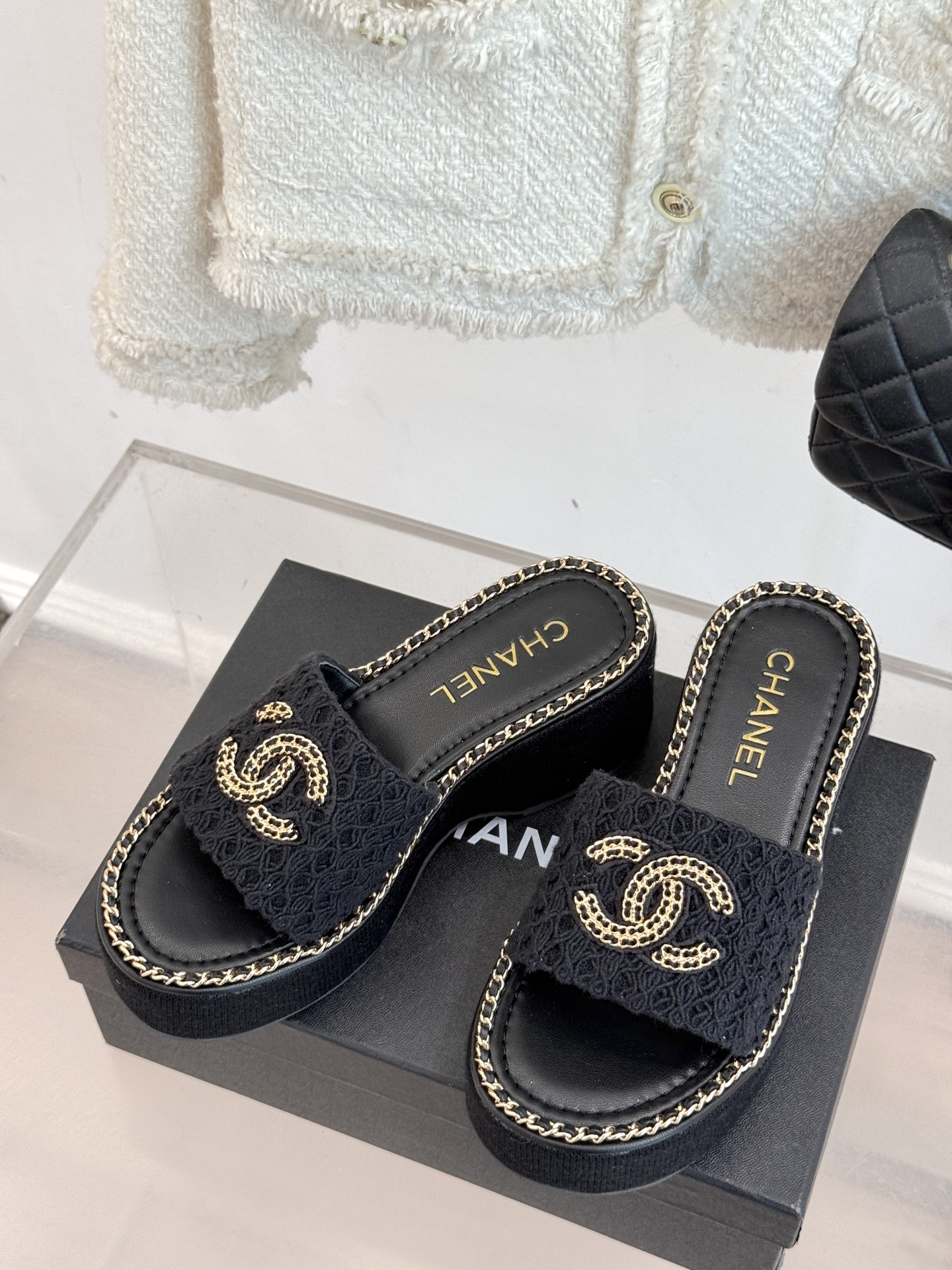 
CHANE*｜小香25C春夏新品度假
厚底链条双C拖鞋
这一季度假凉拖系列真的超美！
搭配链条双C五金