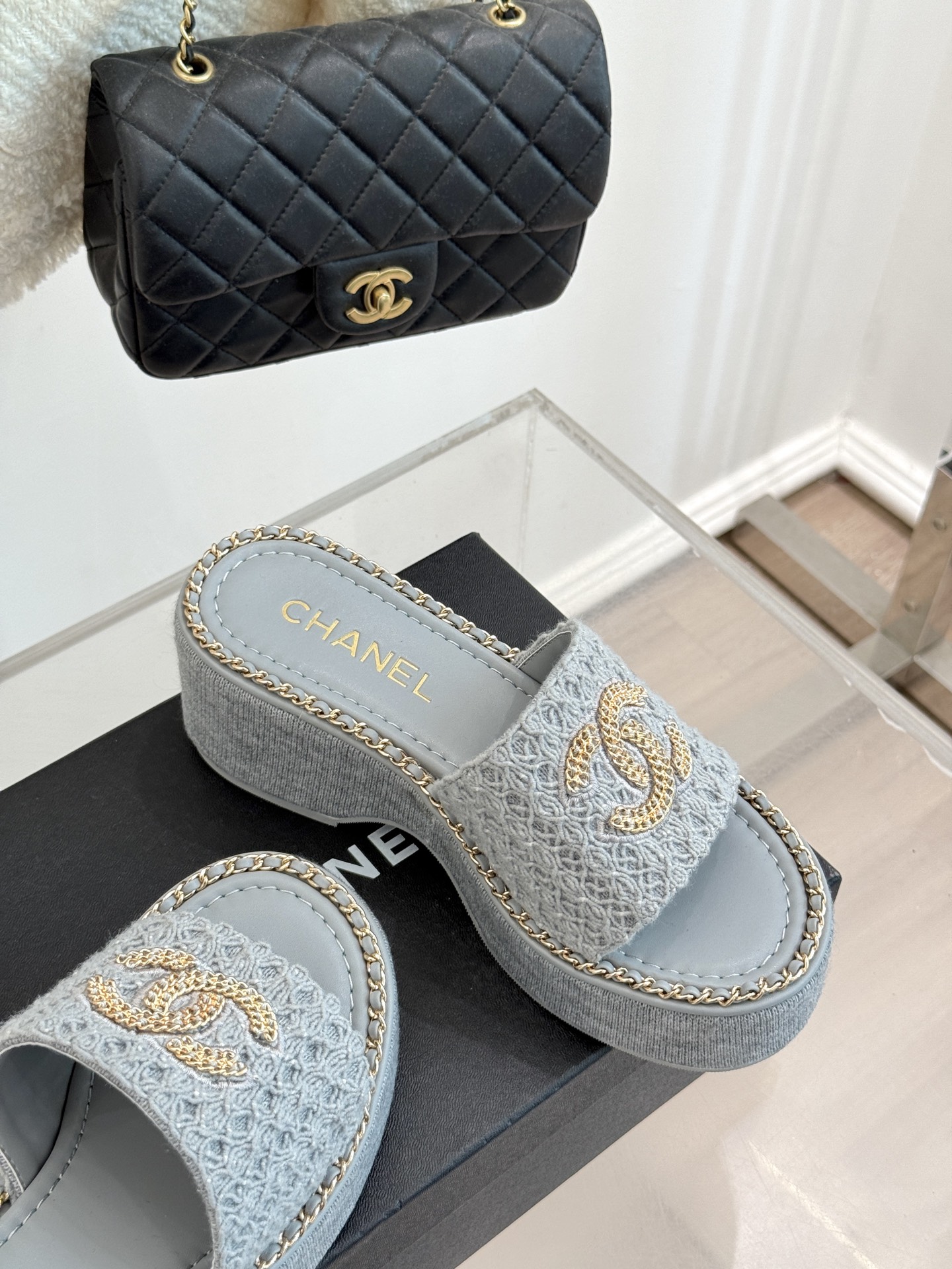 
CHANE*｜小香25C春夏新品度假
厚底链条双C拖鞋
这一季度假凉拖系列真的超美！
搭配链条双C五金