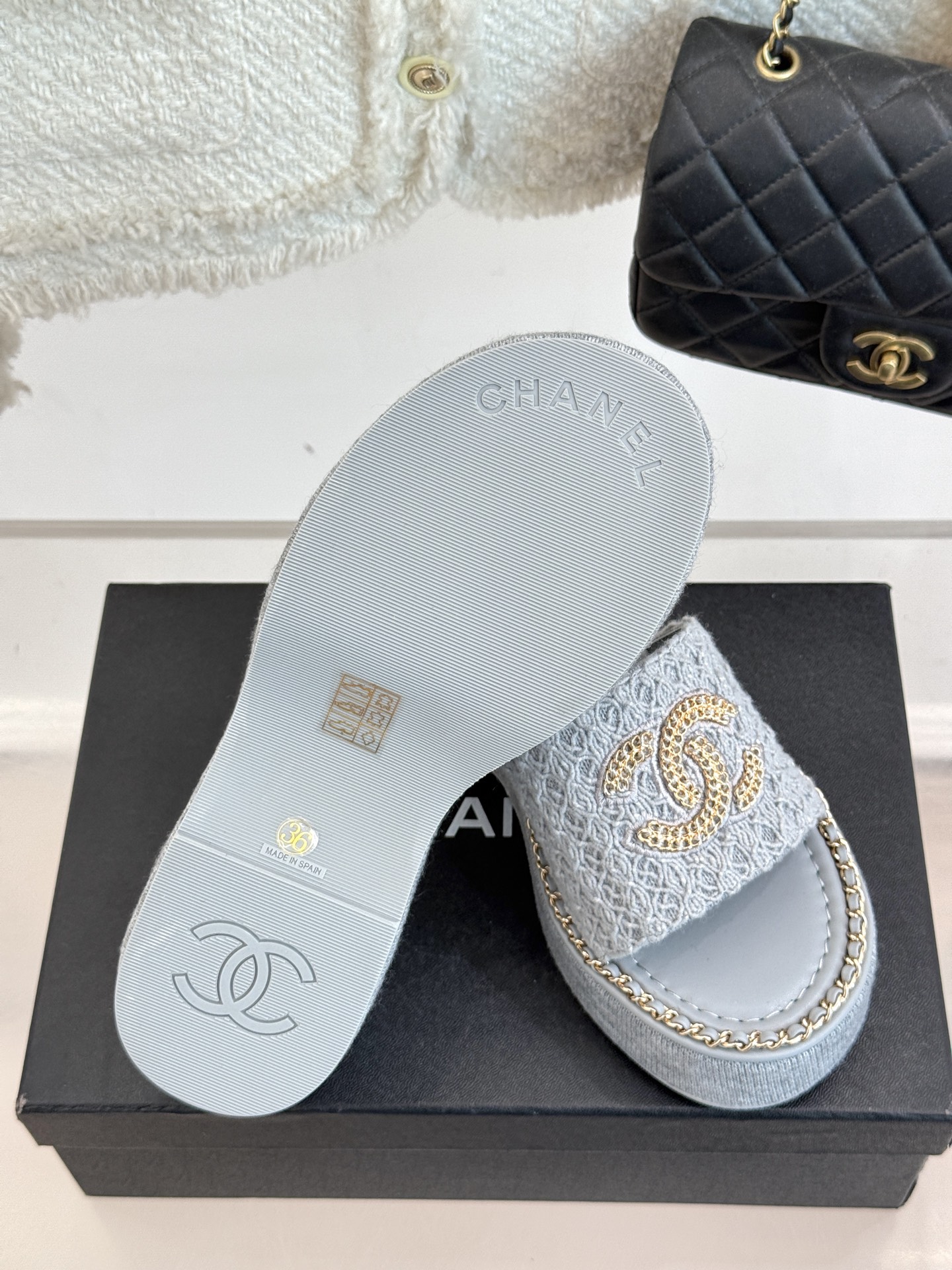 
CHANE*｜小香25C春夏新品度假
厚底链条双C拖鞋
这一季度假凉拖系列真的超美！
搭配链条双C五金