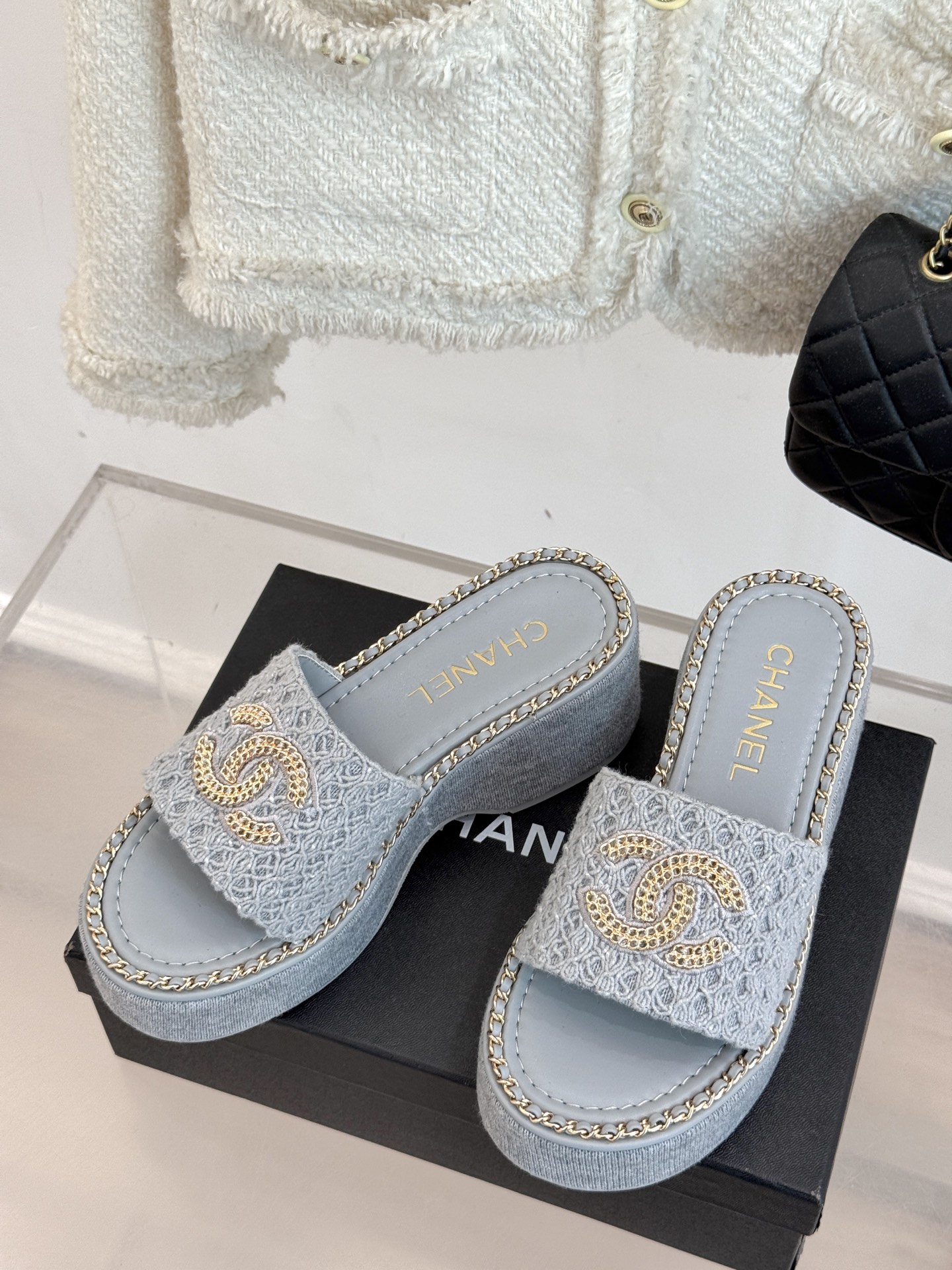 
CHANE*｜小香25C春夏新品度假
厚底链条双C拖鞋
这一季度假凉拖系列真的超美！
搭配链条双C五金