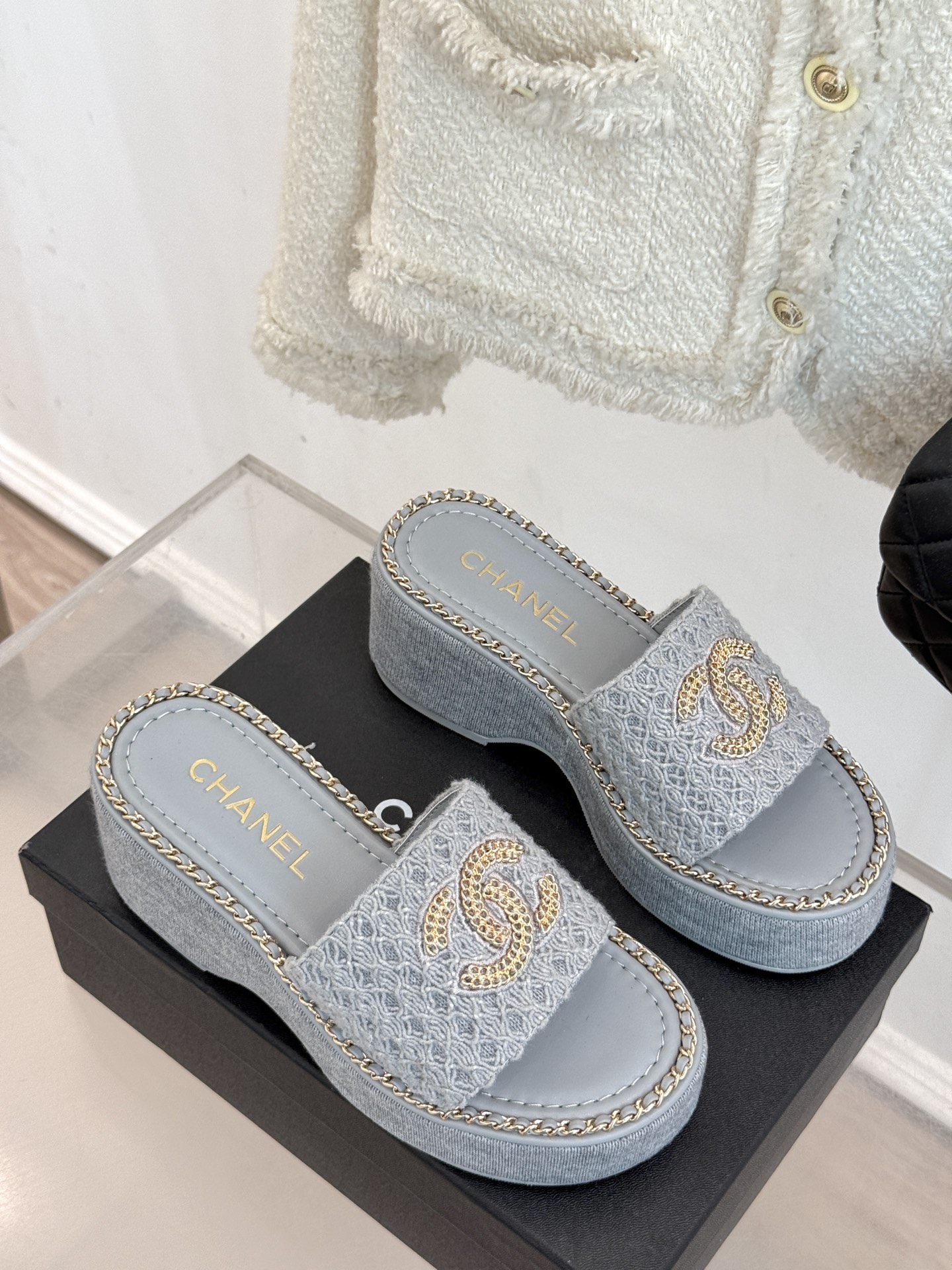 
CHANE*｜小香25C春夏新品度假
厚底链条双C拖鞋
这一季度假凉拖系列真的超美！
搭配链条双C五金