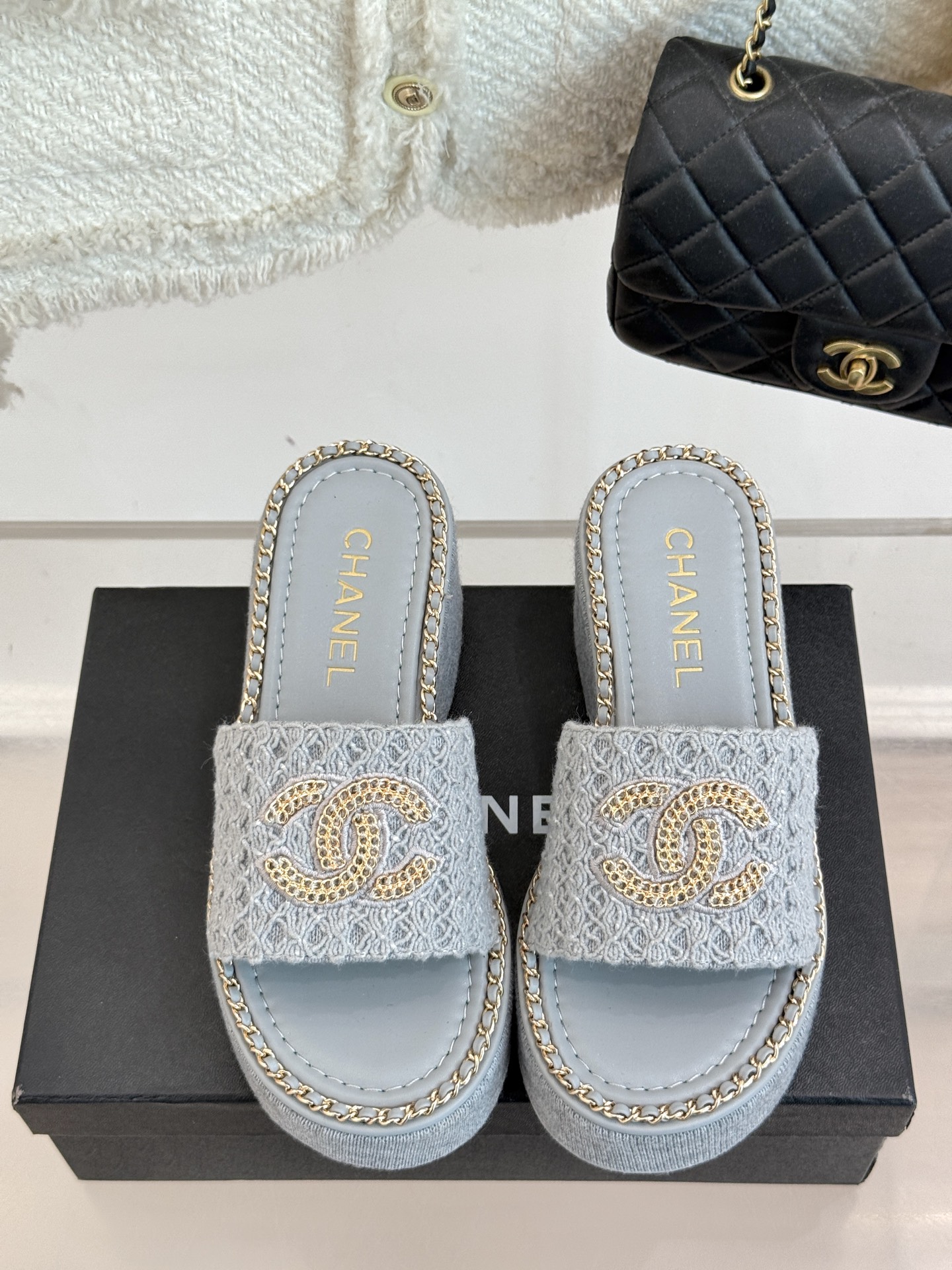 
CHANE*｜小香25C春夏新品度假
厚底链条双C拖鞋
这一季度假凉拖系列真的超美！
搭配链条双C五金