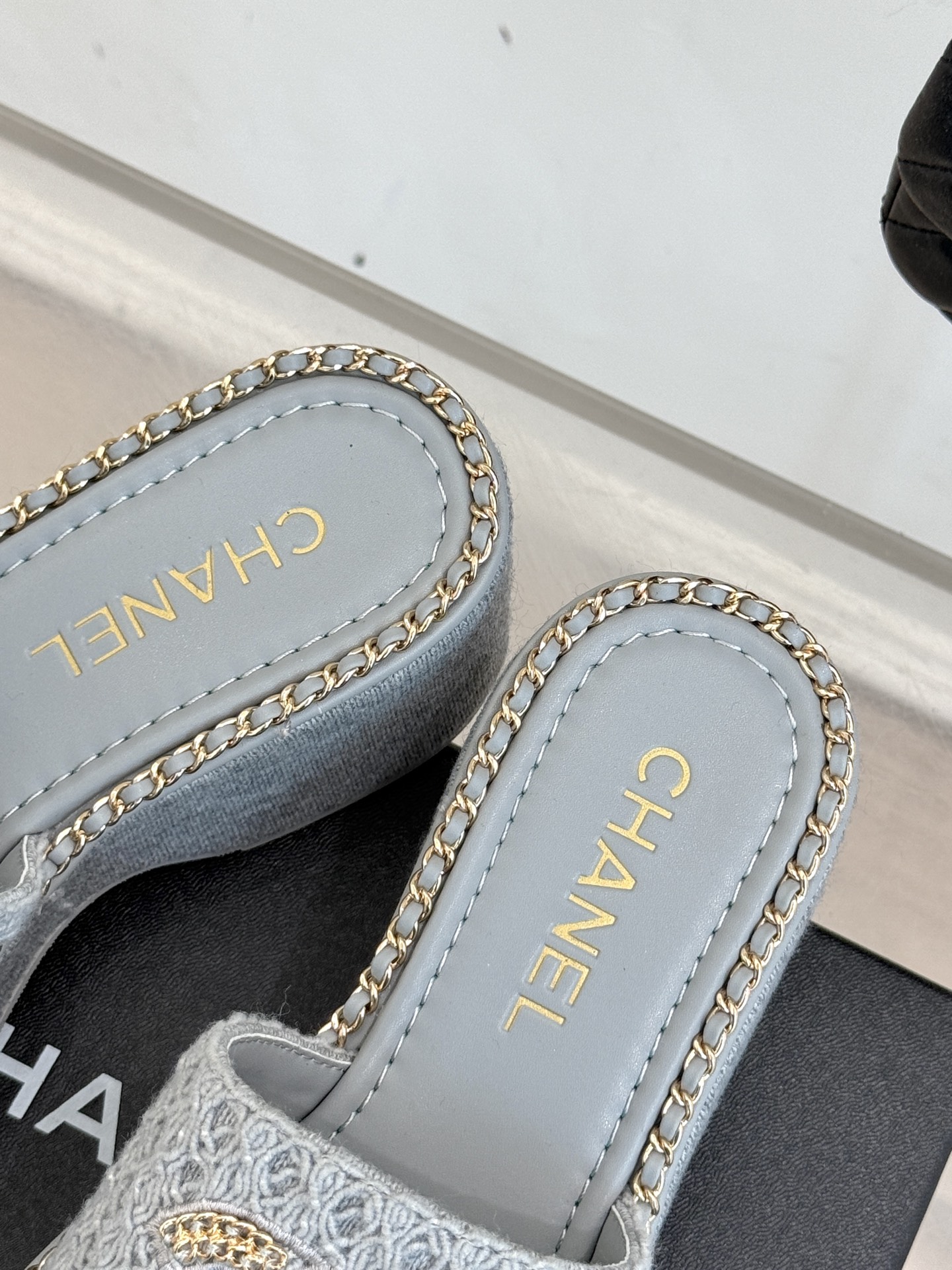 
CHANE*｜小香25C春夏新品度假
厚底链条双C拖鞋
这一季度假凉拖系列真的超美！
搭配链条双C五金