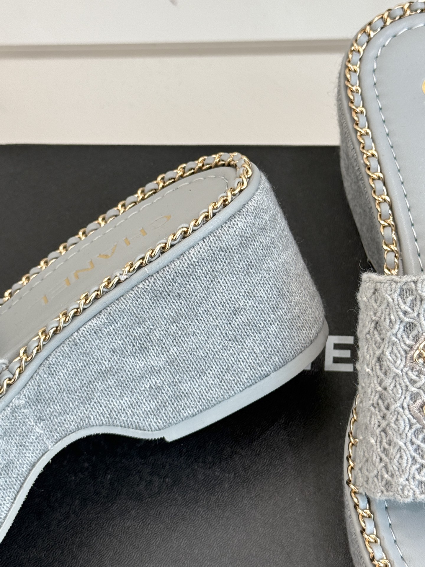 
CHANE*｜小香25C春夏新品度假
厚底链条双C拖鞋
这一季度假凉拖系列真的超美！
搭配链条双C五金