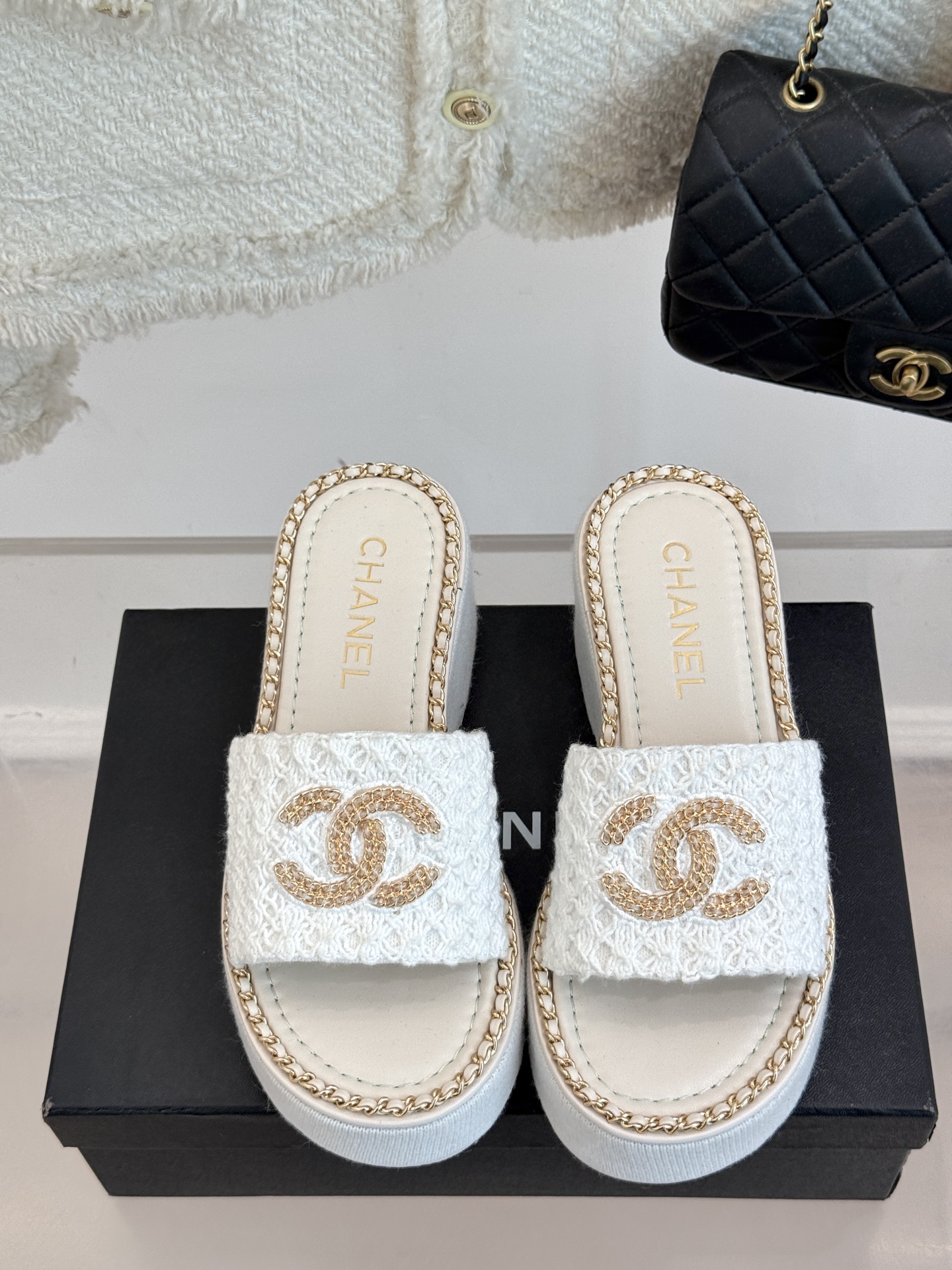 
CHANE*｜小香25C春夏新品度假
厚底链条双C拖鞋
这一季度假凉拖系列真的超美！
搭配链条双C五金