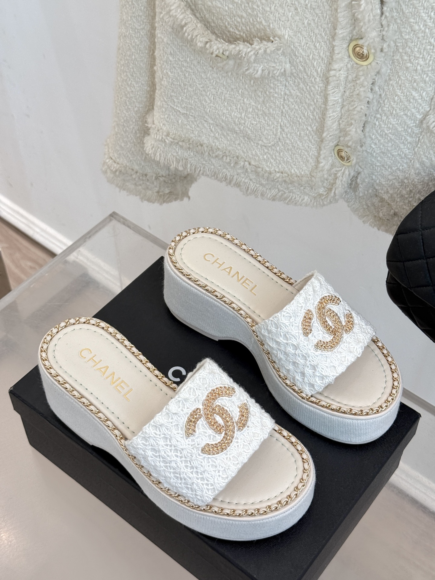 
CHANE*｜小香25C春夏新品度假
厚底链条双C拖鞋
这一季度假凉拖系列真的超美！
搭配链条双C五金