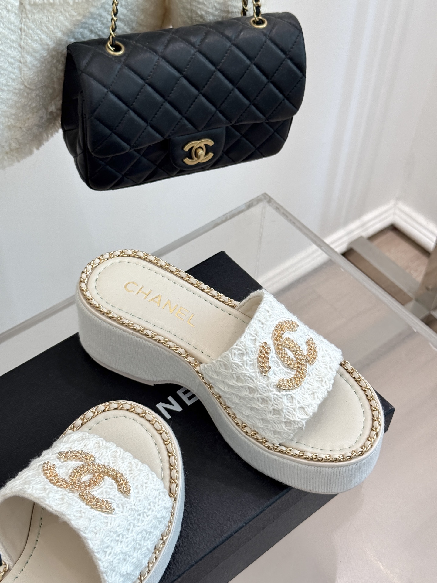 
CHANE*｜小香25C春夏新品度假
厚底链条双C拖鞋
这一季度假凉拖系列真的超美！
搭配链条双C五金