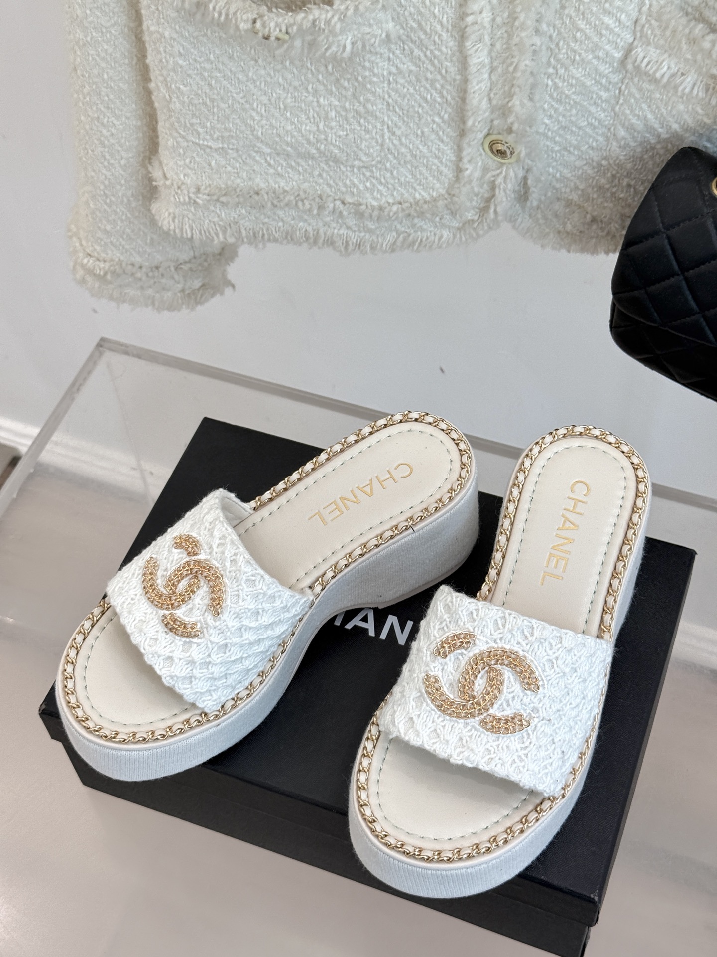 
CHANE*｜小香25C春夏新品度假
厚底链条双C拖鞋
这一季度假凉拖系列真的超美！
搭配链条双C五金