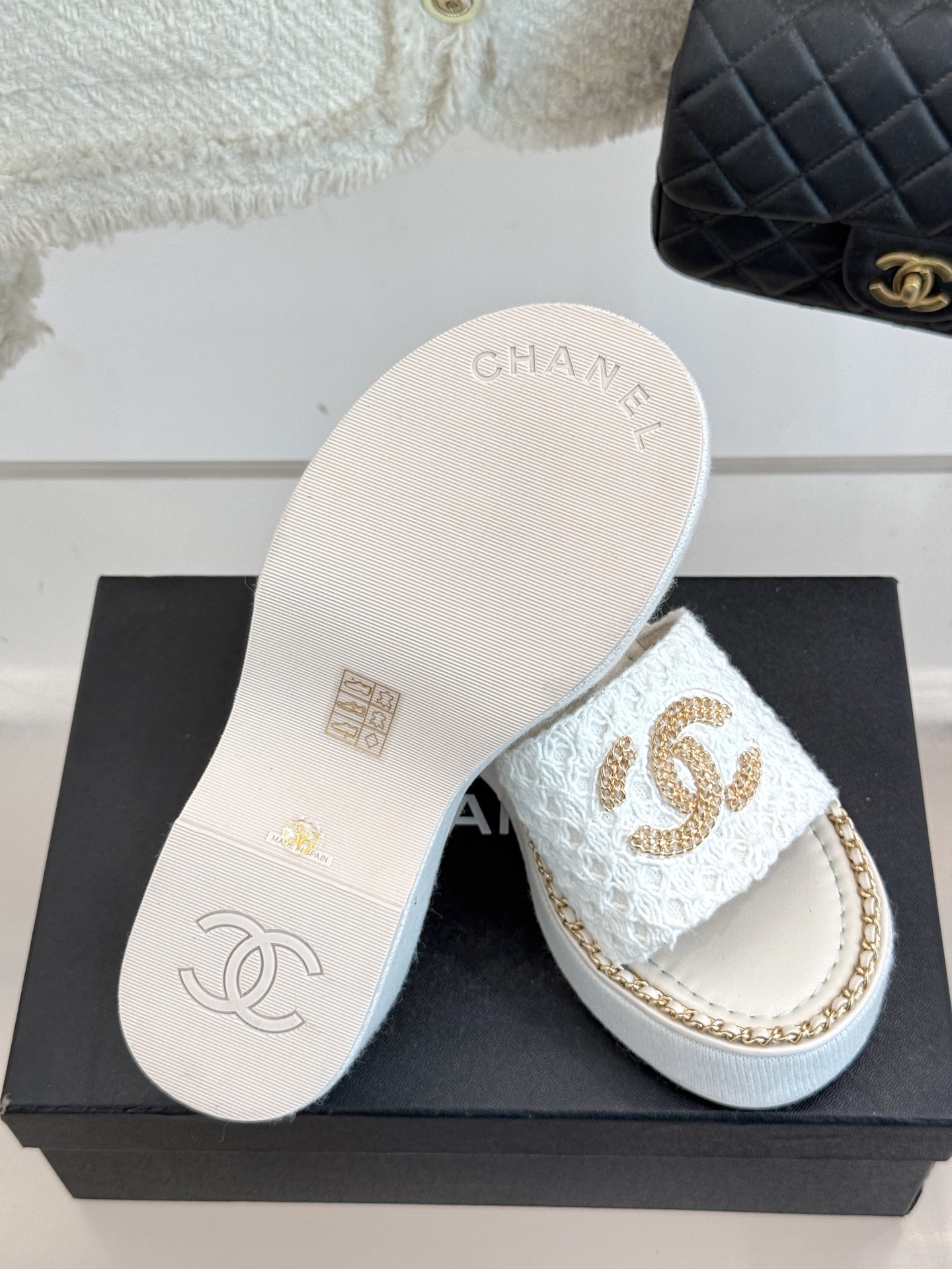 
CHANE*｜小香25C春夏新品度假
厚底链条双C拖鞋
这一季度假凉拖系列真的超美！
搭配链条双C五金