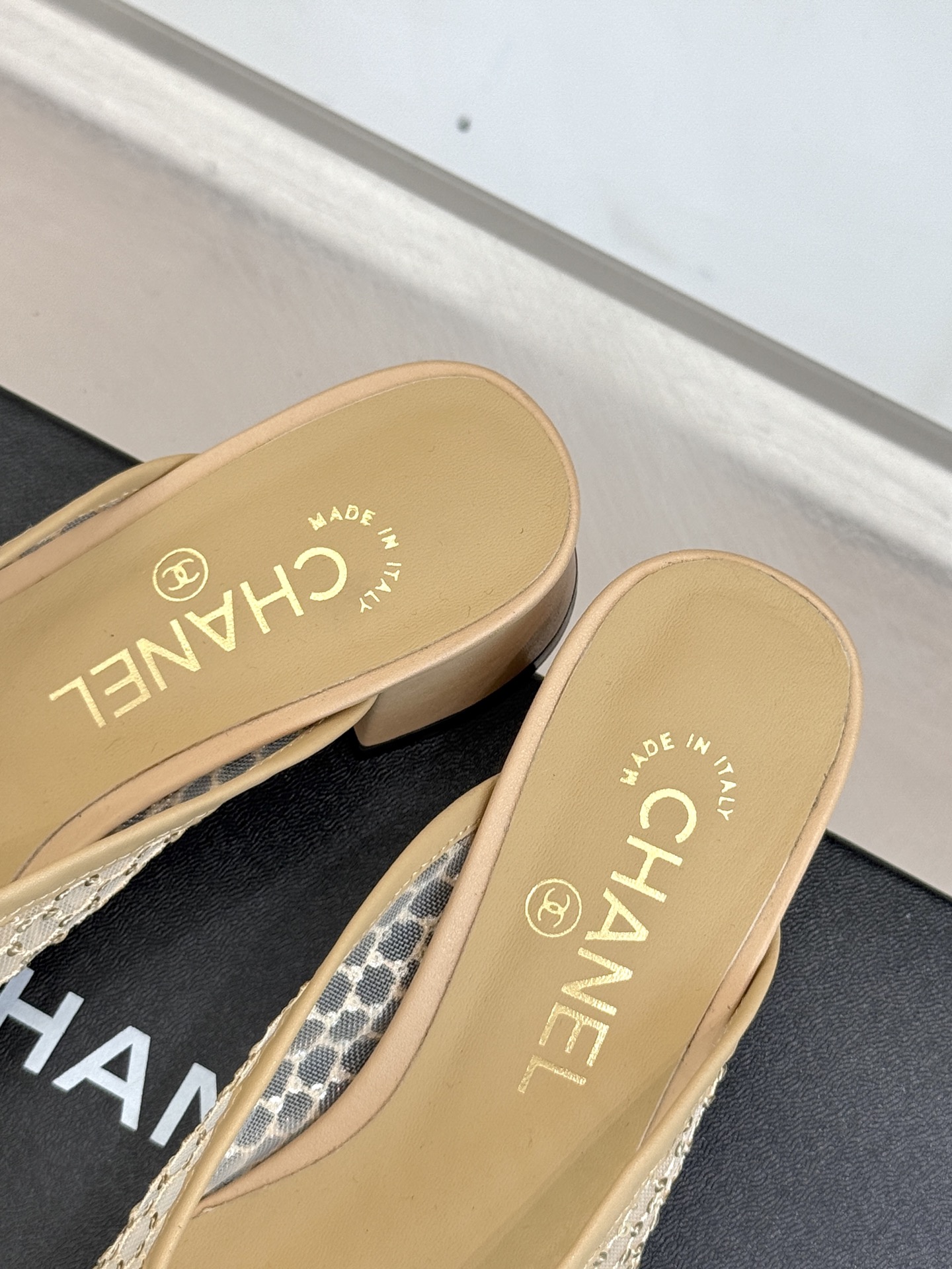 
CHANE*｜小香经典春夏新品
网纱水钻双C粗跟半拖拖鞋
这一季的春款真的太爱了！
网面若隐若现 性感