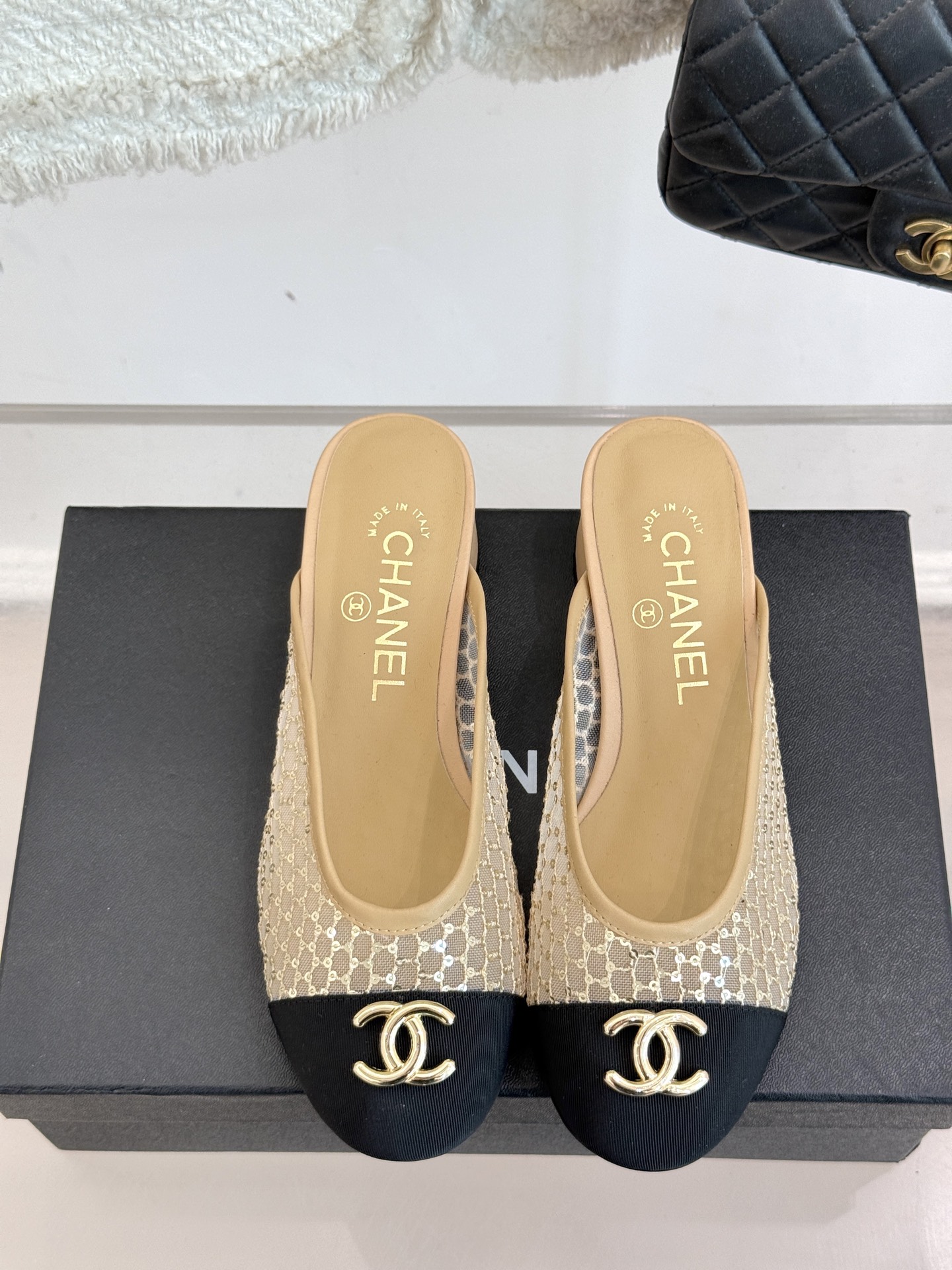 
CHANE*｜小香经典春夏新品
网纱水钻双C粗跟半拖拖鞋
这一季的春款真的太爱了！
网面若隐若现 性感