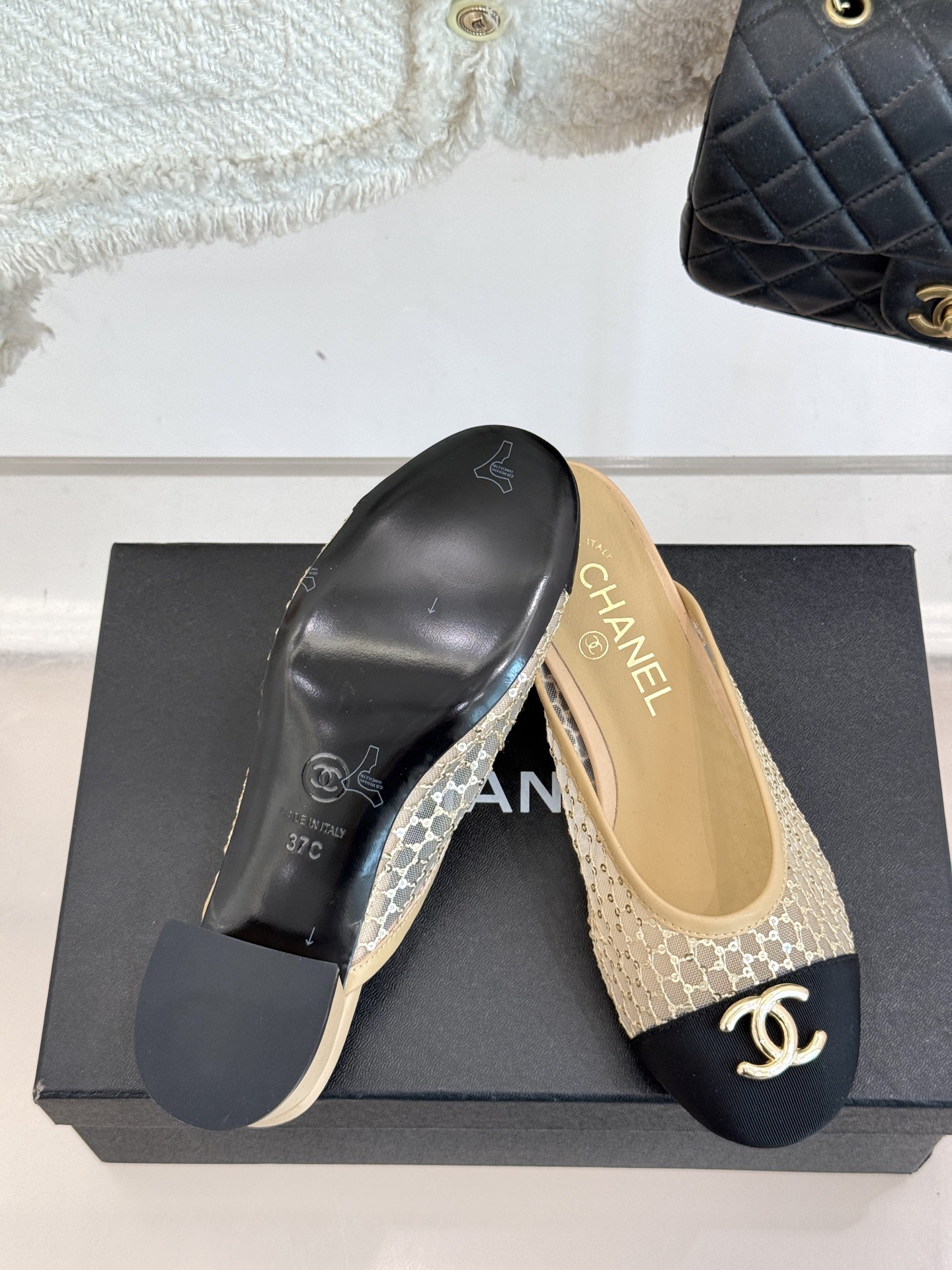 
CHANE*｜小香经典春夏新品
网纱水钻双C粗跟半拖拖鞋
这一季的春款真的太爱了！
网面若隐若现 性感