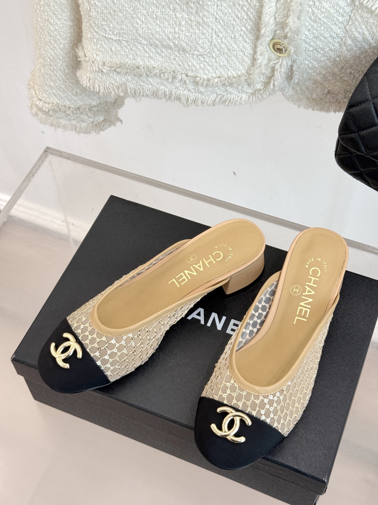 
CHANE*｜小香经典春夏新品
网纱水钻双C粗跟半拖拖鞋
这一季的春款真的太爱了！
网面若隐若现 性感