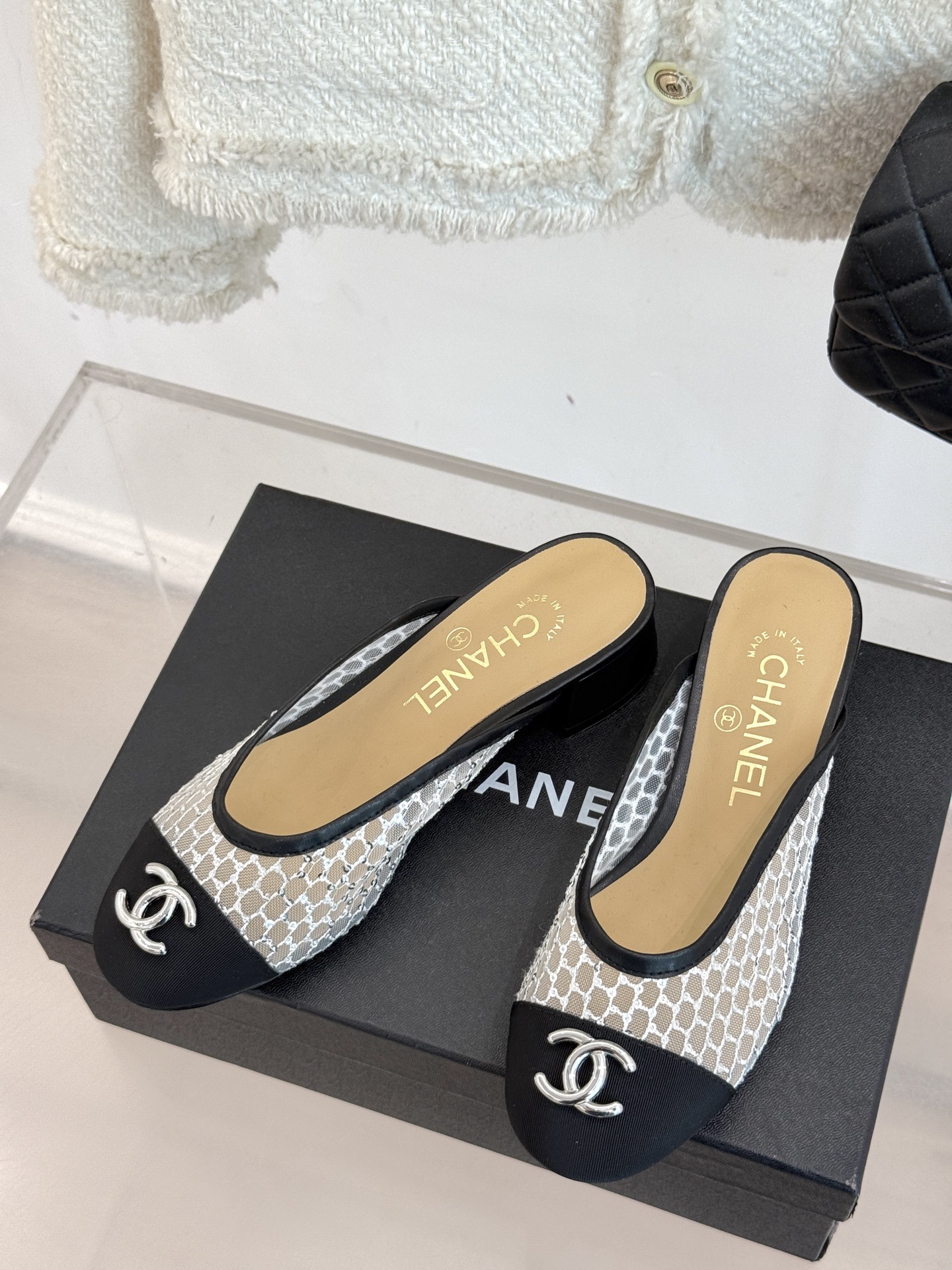 
CHANE*｜小香经典春夏新品
网纱水钻双C粗跟半拖拖鞋
这一季的春款真的太爱了！
网面若隐若现 性感