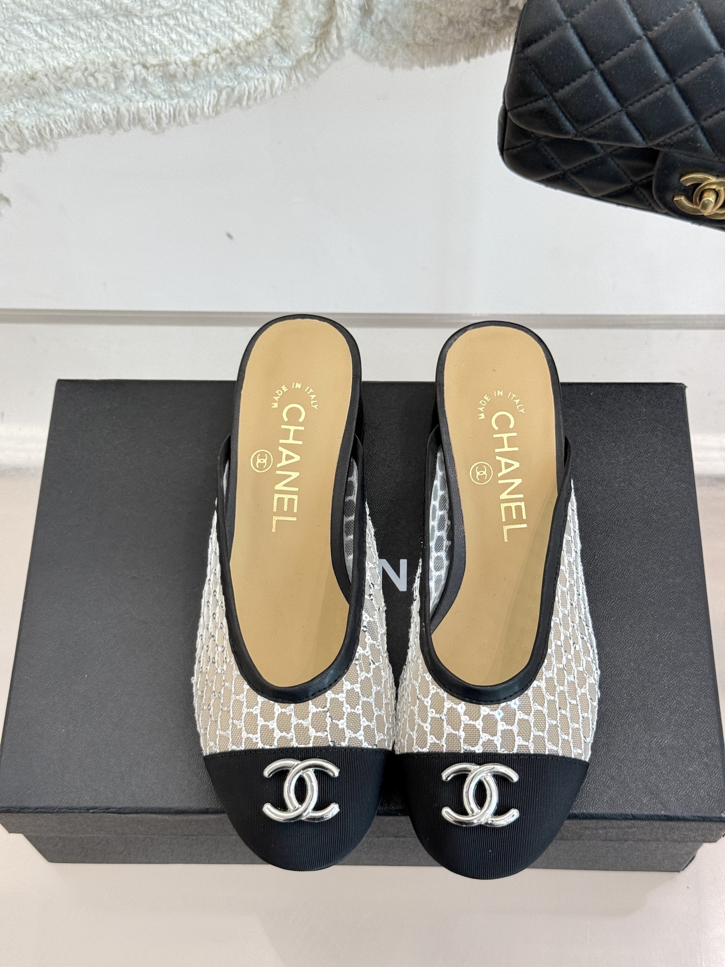 
CHANE*｜小香经典春夏新品
网纱水钻双C粗跟半拖拖鞋
这一季的春款真的太爱了！
网面若隐若现 性感