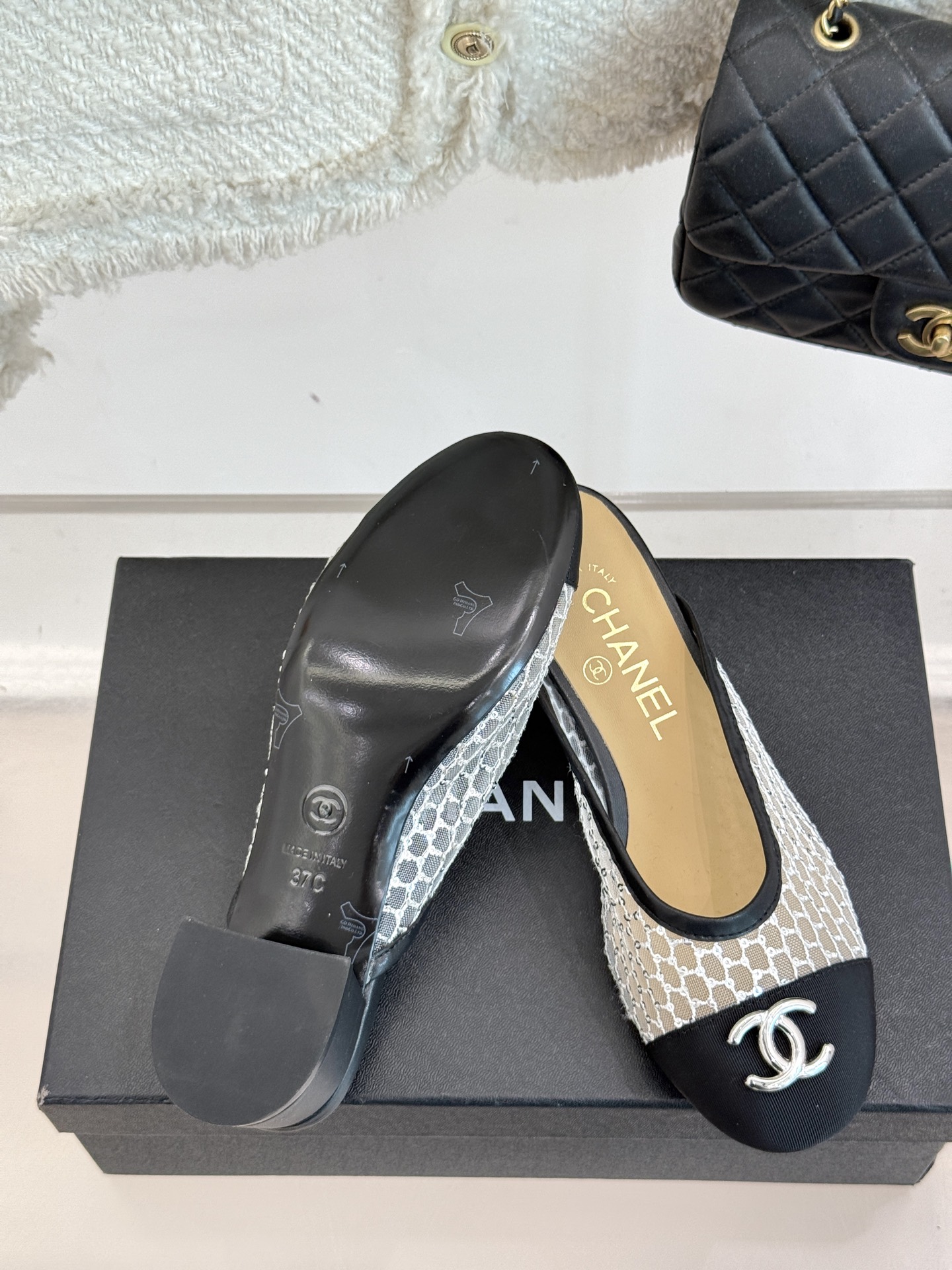 
CHANE*｜小香经典春夏新品
网纱水钻双C粗跟半拖拖鞋
这一季的春款真的太爱了！
网面若隐若现 性感