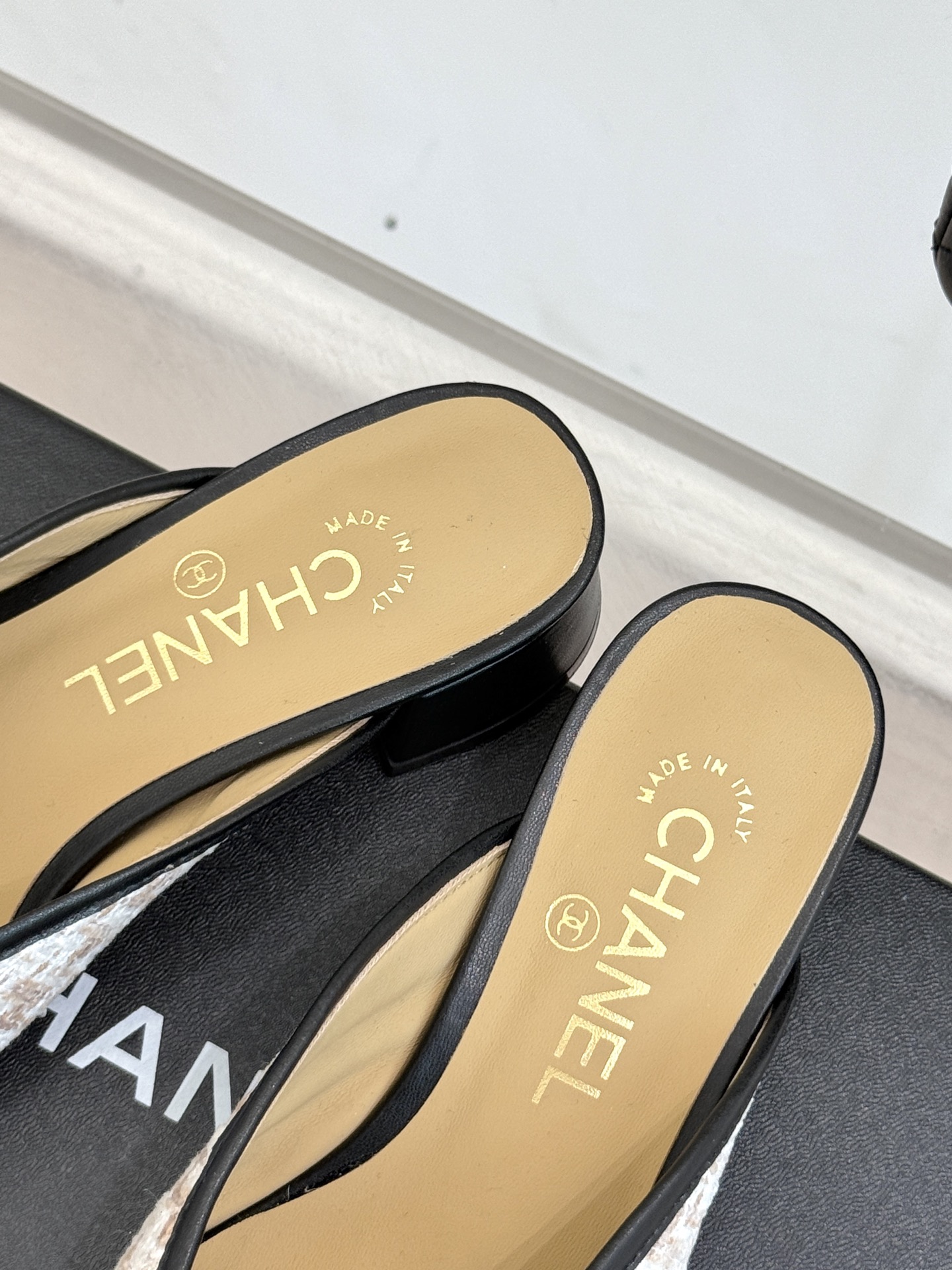 
CHANE*｜小香经典春夏新品
网纱水钻双C粗跟半拖拖鞋
这一季的春款真的太爱了！
网面若隐若现 性感