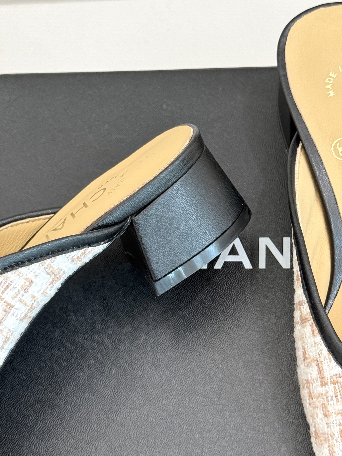
CHANE*｜小香经典春夏新品
网纱水钻双C粗跟半拖拖鞋
这一季的春款真的太爱了！
网面若隐若现 性感