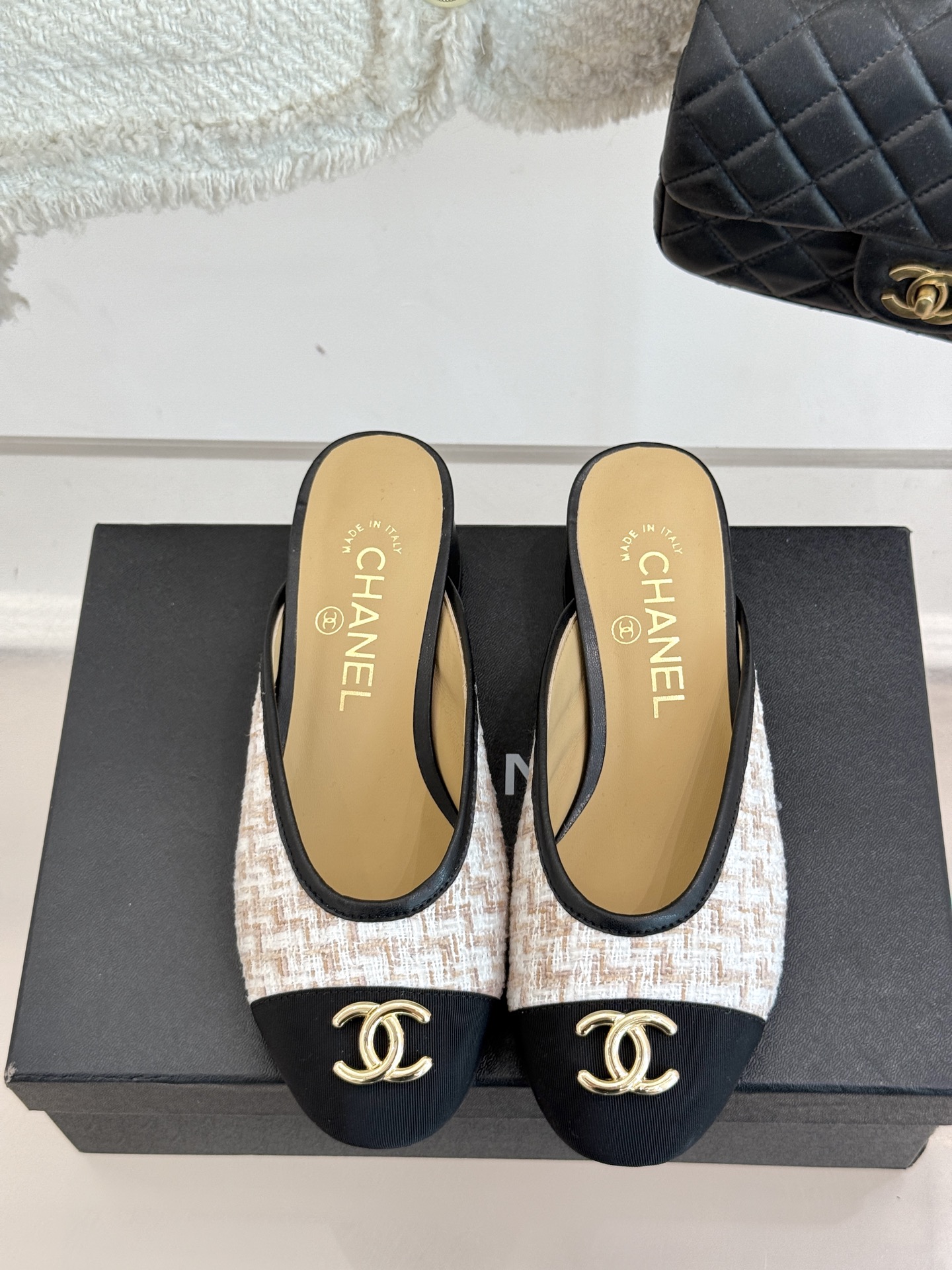 
CHANE*｜小香经典春夏新品
网纱水钻双C粗跟半拖拖鞋
这一季的春款真的太爱了！
网面若隐若现 性感